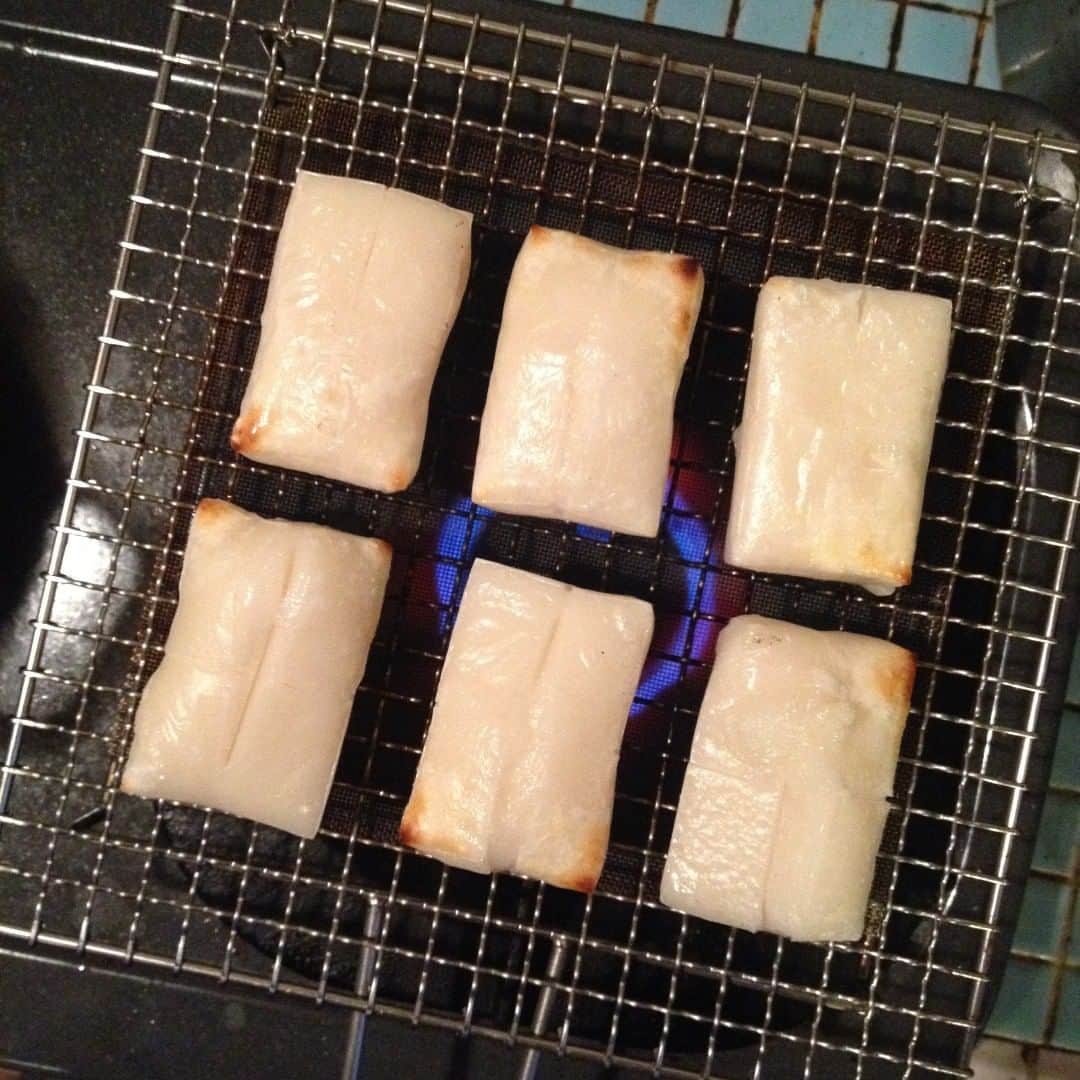 職人.comさんのインスタグラム写真 - (職人.comInstagram)「ただ今、#辻和金網 の #手付き焼き網 の在庫がございます。#お正月 に #お餅 を #直火 で焼いてみてはいかがでしょうか？ https://www.shokunin.com/jp/tsujiwa/tetsuki.html @shokunincom  #職人ドットコム #京都 #京都市 #手仕事 #暮らしの道具 #そうだ京都行こう #暮らしを楽しむ #モノづくり #ものづくり #工芸品 #民芸 #民藝 #民芸品 #手工芸 #日本製」12月19日 15時15分 - shokunincom