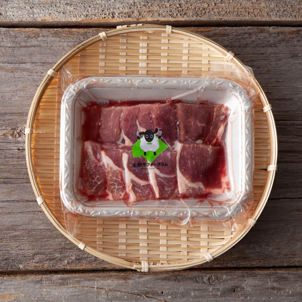 Komerco-コメルコ-さんのインスタグラム写真 - (Komerco-コメルコ-Instagram)「. 大勢でにぎやかな食卓を囲むなら、ジンギスカンがおすすめ！ 北海道士別市にあるしずお農場のラム肉は歯ごたえがありながらもしっかり噛み切れるほどの柔らかさ。ラム肉特有の香りが控えめでとても食べやすいお肉です。 . フライパンは着脱式のハンドルがついていて、お皿のような佇まいの鉄フライパン「フライパンジュウ」はいかが？調理後のできたて熱々をそのまま食卓へ。食器への移し替えも不要なので料理がすぐに冷めてしまう…なんてことはありません✨ . 年末年始の帰省のおもたせや贈り物にもぴったりのアイテムです😊 . ------------------------------- フライパン物語／フライパンジュウ しずお農場／士別サフォークラムスライス150g . ▷こちらの作品はKomercoアプリでクリエイターから直接ご購入いただけます。 アプリ内「さがす」で「フライパン物語」「しずお農場」と検索してください🔎 . ▷iOS版Appダウンロードはプロフィールリンクから📲 @komerco_official ------------------------------- . #komerco #コメルコ #cookpad #クックパッド #komercoごはん #料理をもっと楽しく #いつものいただきますを楽しく #おうちごはん #おうちごはんlover #instafood #foodpic #cookinglove #手しごと #komercoフード #お取り寄せ #お取り寄せグルメ #フライパンジュウ #フライパン物語 #fryingpanjiu #クラフト #手作り #一点物 #鉄フライパン #ジンギスカン #焼肉 #ジュウ #料理道具 #しずお農場」12月19日 15時29分 - komerco_official