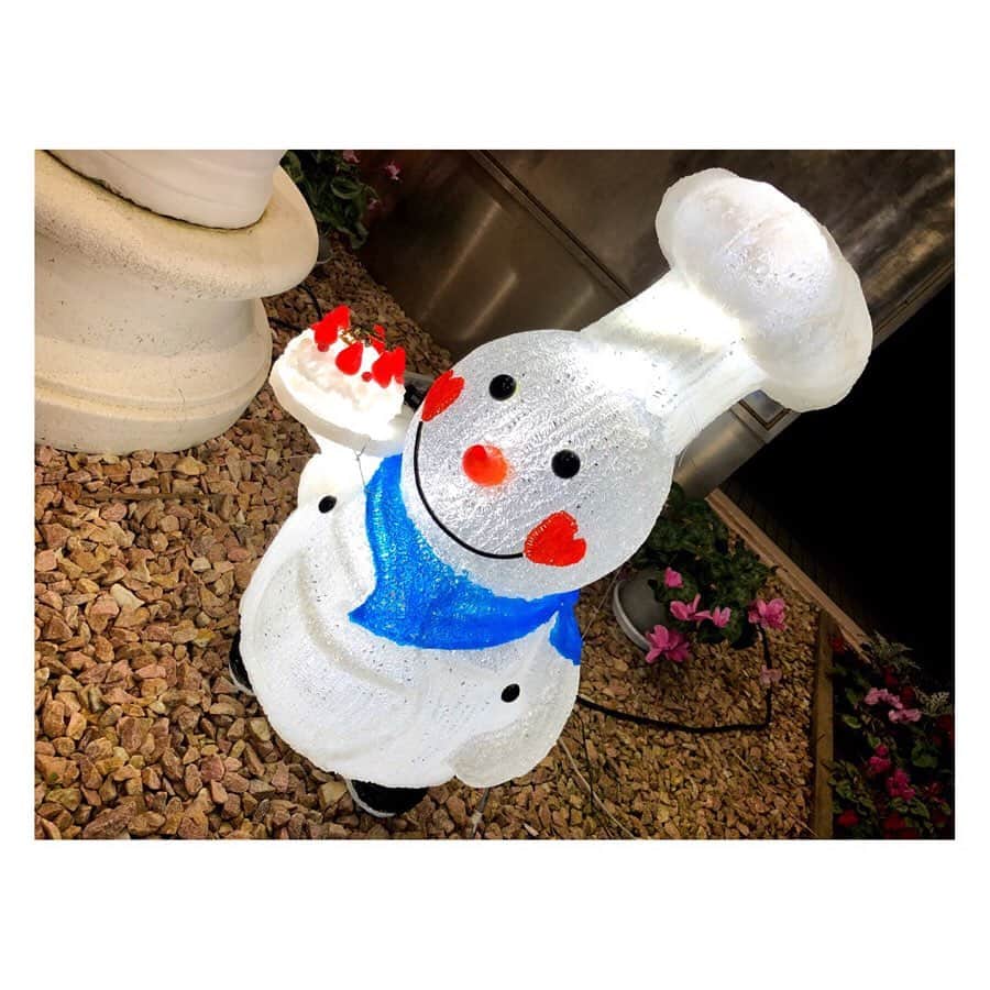 柳野玲子のインスタグラム：「もうすぐクリスマスですね🎅🎄 一年の中で一番大好きな季節…🥰 日々バタバタしていて今年はあまりクリスマスを感じられていませんが、街でふと見かけるクリスマス飾りがキラキラしていて癒されています(*´꒳`*)💓 るんるん🥰 #クリスマス #メリークリスマス #イルミネーション #癒し」
