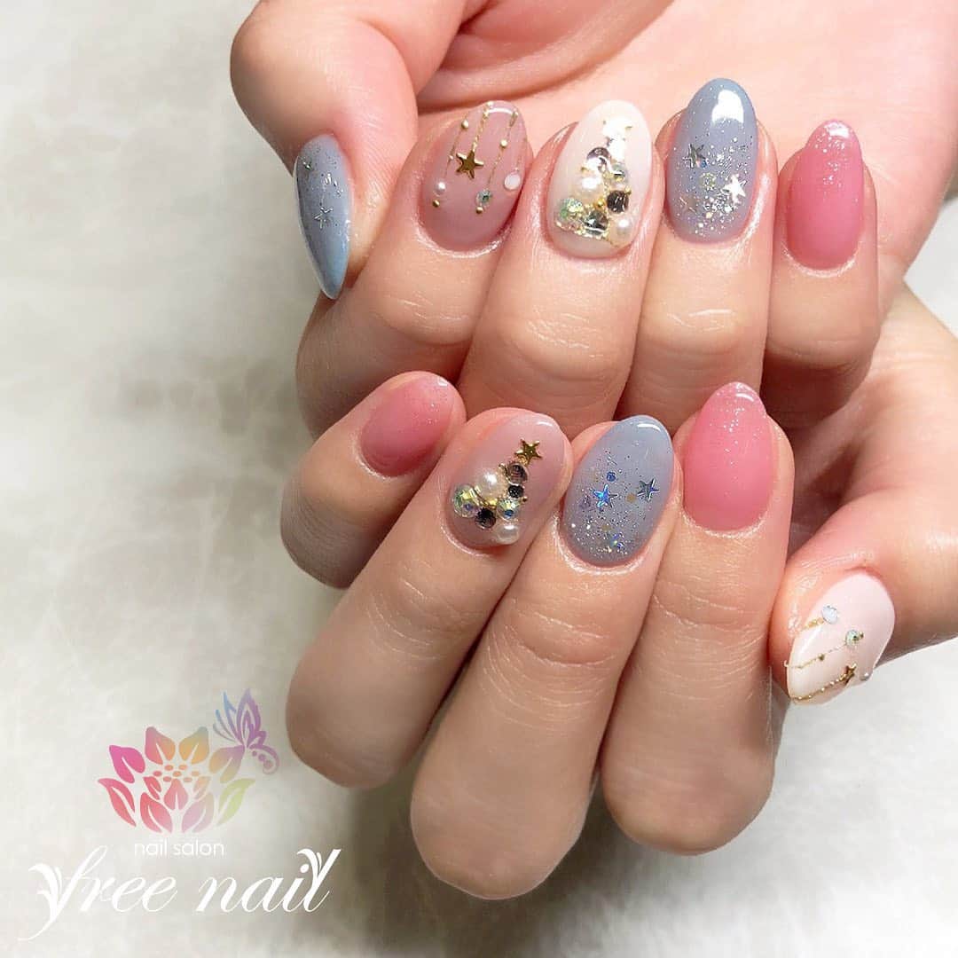 free nail フリーネイルのインスタグラム：「. クリスマスネイル💅🏻🎅🏻🎄 . 最高に可愛いクリスマスネイルはfreenailへ🎅🏻🦌🎄🔔❄️ . ご来店ありがとうございました🙇🏻‍♀️🙇🏻‍♀️🙇🏻‍♀️💗 . #ネイルアート #ジェルネイル #ネイルサロン #大阪ネイルサロン #ネイルデザイン #ネイルチェンジ #クリスマスネイル #季節ネイル #ツリーネイル #キラキラネイル #ストーンネイル #パールネイル #ピンクネイル #ブルーネイル #デザインネイル #トレンドネイル #冬ネイル #winternails #nailsart #nailsdid #美甲 #日式美甲 #日式美甲胶 #日本美甲师 #日本美甲老师 #美甲上课 #日本胶 #フリーネイル #freenail」