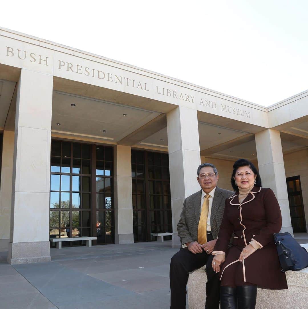 アニ・ユドヨノのインスタグラム：「Lima tahun yang lalu, Desember 2014, kami sekeluarga mengunjungi Museum Kepresidenan George W. Bush di Dallas, Amerika Serikat. Bersama almarhumah Ani Yudhoyono dan keluarga, saya mempelajari dengan seksama contoh museum kepresidenan bertaraf internasional itu. Ketika dirawat di rumah sakit Singapura, Ibu Ani dan saya berdiskusi untuk membangun museum serupa di tanah air. Insya Allah, 2 tahun mendatang impian kami berdua menjadi kenyataan.  Sahabat saya, Presiden Bush dan Ibu Laura Bush mengirim surat khusus mendoakan untuk kesembuhan almarhumah. Dengan rasa haru, Ibu Ani dan saya sempat membalas surat mereka dengan melampirkan foto-foto kenangan kami ketika sama-sama mengemban tugas negara. Ketika mendengar istri tercinta berpulang ke rahmatullah, Bush dan Laura dengan nada yang sedih dan penuh empati mengirimkan lagi surat belasungkawanya. Indahnya persahabatan. * SBY * ➖  Five years ago in December 2014, our family visited the George W. Bush Presidential Museum in Dallas, USA. Together with my late wife Ani and the family, I studied carefully the example of this world class presidential museum. When Ani was under her treatment at the hospital in Singapore, we discussed the idea to build the similar museum in our country. God willing, within the next 2 years our dream will come true.  My good friends, President Bush and Mrs. Laura Bush had sent a special letter to Ani, praying for the healing of her treatment. With our deepest gratitude we had a chance to reply their letter attached with our togetherness photos when we were in the office. When they heard that Ani passed away, Bush and Laura sent another letter where they expressed their deep sympathy and condolences to me and my family. That’s the beauty of our friendship. * SBY *」