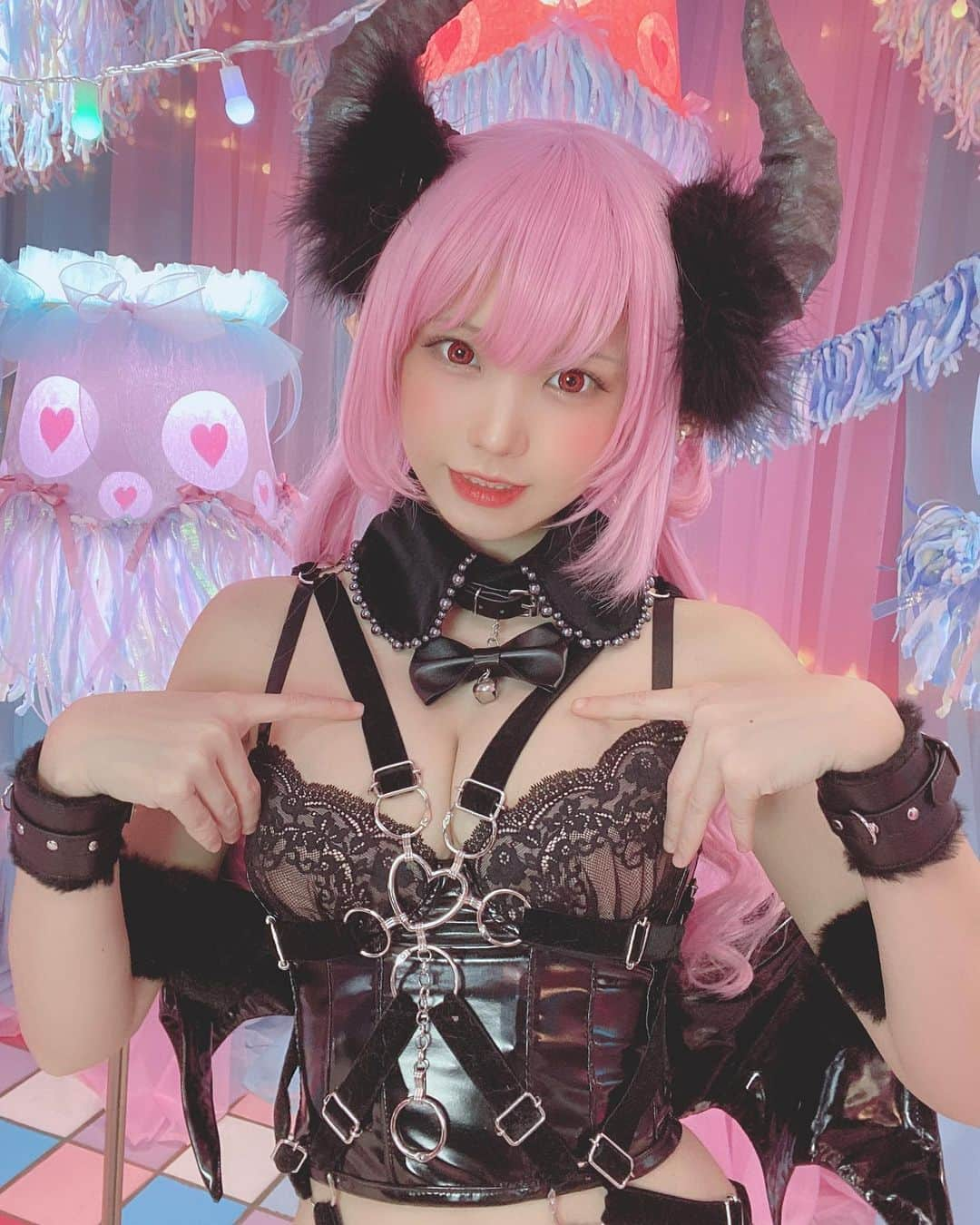 えなこさんのインスタグラム写真 - (えなこInstagram)「サキュバスちゃん😈💓 全身ハーネスですごいコトになっているので写真集で見てみてね🎶 (冬コミで新作として頒布予定です😋) #cosplay #devilcostume #japanesegirl」12月19日 15時52分 - enakorin