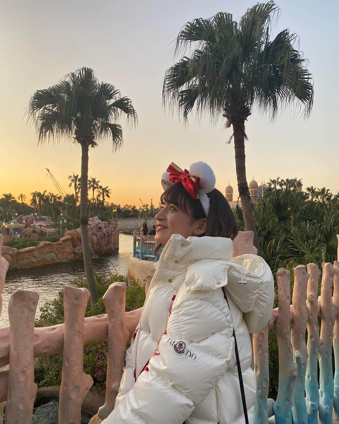 山出愛子のインスタグラム：「えっっっーっ！！夕日綺麗すぎん？？？ってなって撮った写真笑 写真じゃ伝わりにくい💦  もうちょっと暗くなってからの夕日もすごい綺麗だったよ🌇 もう行きたい✨夢の国✨  #ディズニーシー #ディズニーコーデ #ディズニー #ディズニークリスマス #ディズニーカチューシャ #クリスマス #disneysea #disney #disneygram #disneyphotography #ボブ #ボブアレンジ #ボブヘアアレンジ」