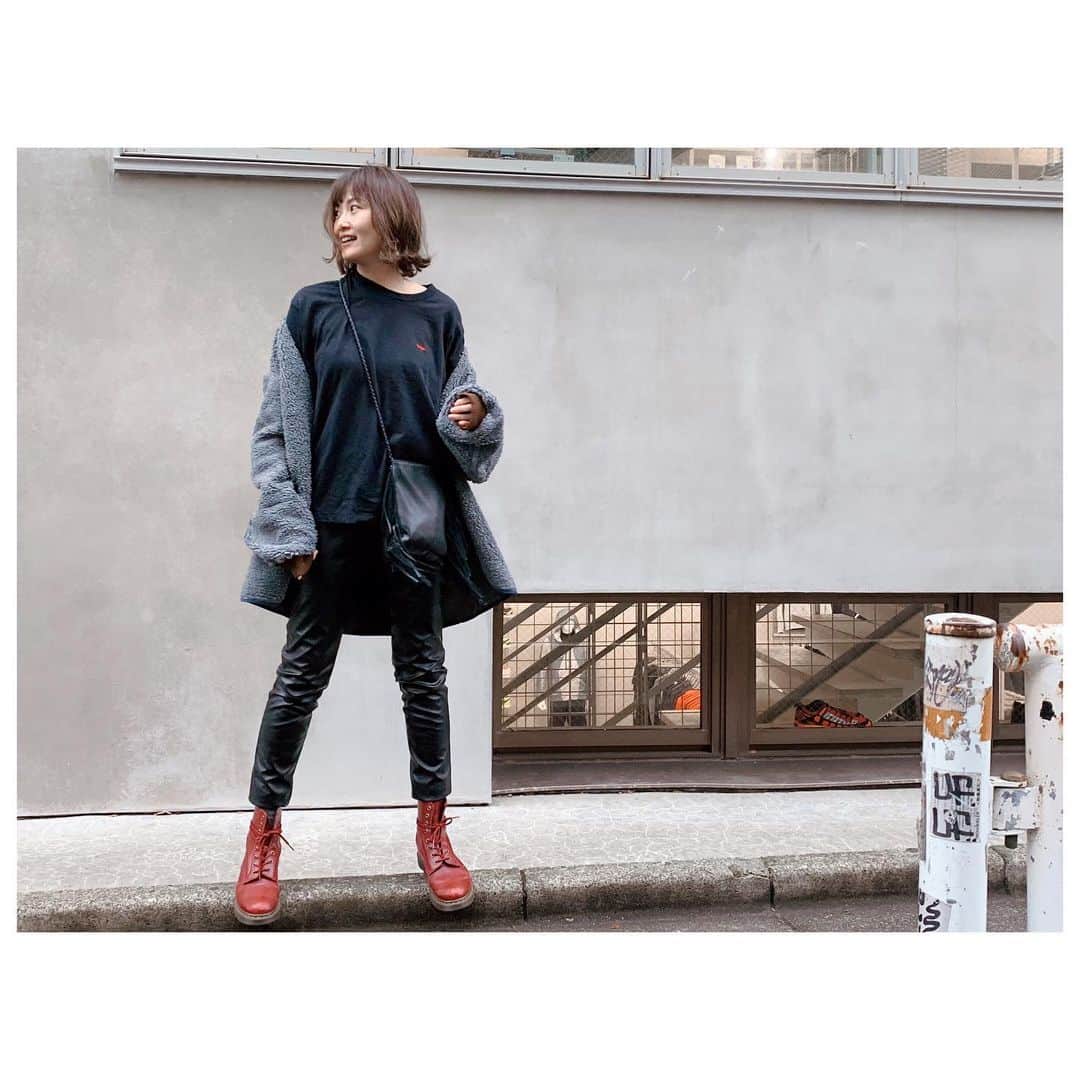 のインスタグラム：「最近毎日変わる気温の変化についていけなーい。 今日は寒い❄️ でも、今日はダウンを着たくなかったのでクリスマス限定ロンTにインナーにヒートテックで👍 このロンTはインナーにしたり、インナー着たりで調節しながら着回しできるのが良いのです。 ノベルティポーチもロンTも色によっては残りわずかとなってきてますのでぜひチェックしてみてくださいね😉 #fashion #style  #ootd #outfits #herfee #longtee」
