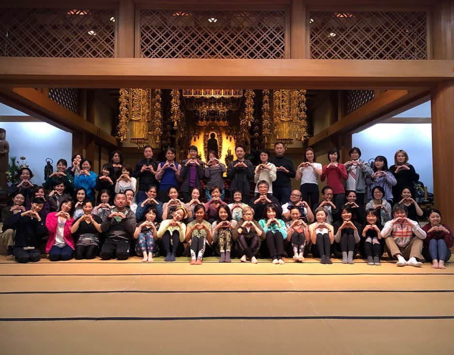 のインスタグラム：「神楽坂ホリスティック・クーラのイベントで、傳通院の御本堂でお寺ヨガでした🙏  とてもお天気も良くて、清々しい空気の中、説法を聞いてから140分のヨガがスタート🧘‍♀️4人の先生でリレーでヨガしました、じっくりホールドしたり、太陽礼拝でガッツリ動いたり、最後は円になって繋がったり🙆‍♀️ヨガ終わりのトークショーもサンゴ保護の活動のお話や、サップヨガのお話やあれやこれや、時間が足りないくらい😂  140分盛り沢山な濃い内容のヨガでした🧘‍♀️参加してくれたみなさま、傳通院のみなさま、ホリスティッククーラの皆様、石垣先生、ありがとうございました❤️ #ホリスティッククーラ #神楽坂ホリスティッククーラ  #傳通院  #お寺ヨガ #140分108アーサナ」