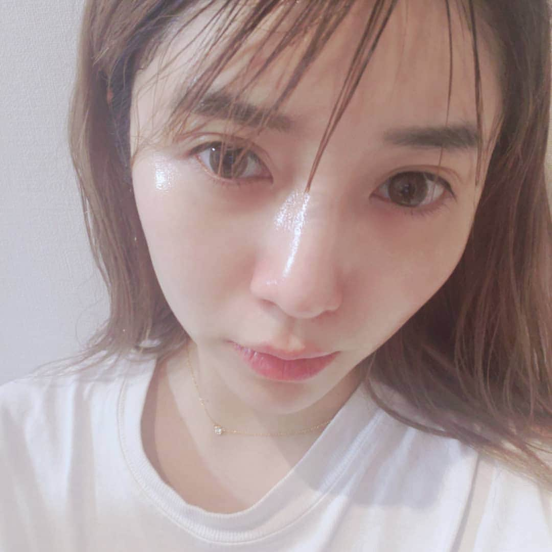 Pileさんのインスタグラム写真 - (PileInstagram)「. オイルとかぬってないよ。 ミストで保湿した直後です！ コンタクトしてますが最近 すっぴんで更にもちもちしてきた！ 打倒老け顔ーー！ 毎日の習慣や美容はインスタに載ってるので参考にしてみてね。 本当に誉められることふえた😏 秘訣は、保湿し続けることとビタミンなどをとり続けることと、色んな物を気分で利用すること。肌が慣れないようにするのがいいのかなーなんておもってます。 美顔器は本当に　@belegatokyo_official おすすめ。メイクさんに使ってもらって、ほしくてゲットしました。美肌は習慣だなっ。日頃から。気付いたら。」12月19日 15時48分 - pi_channnn52