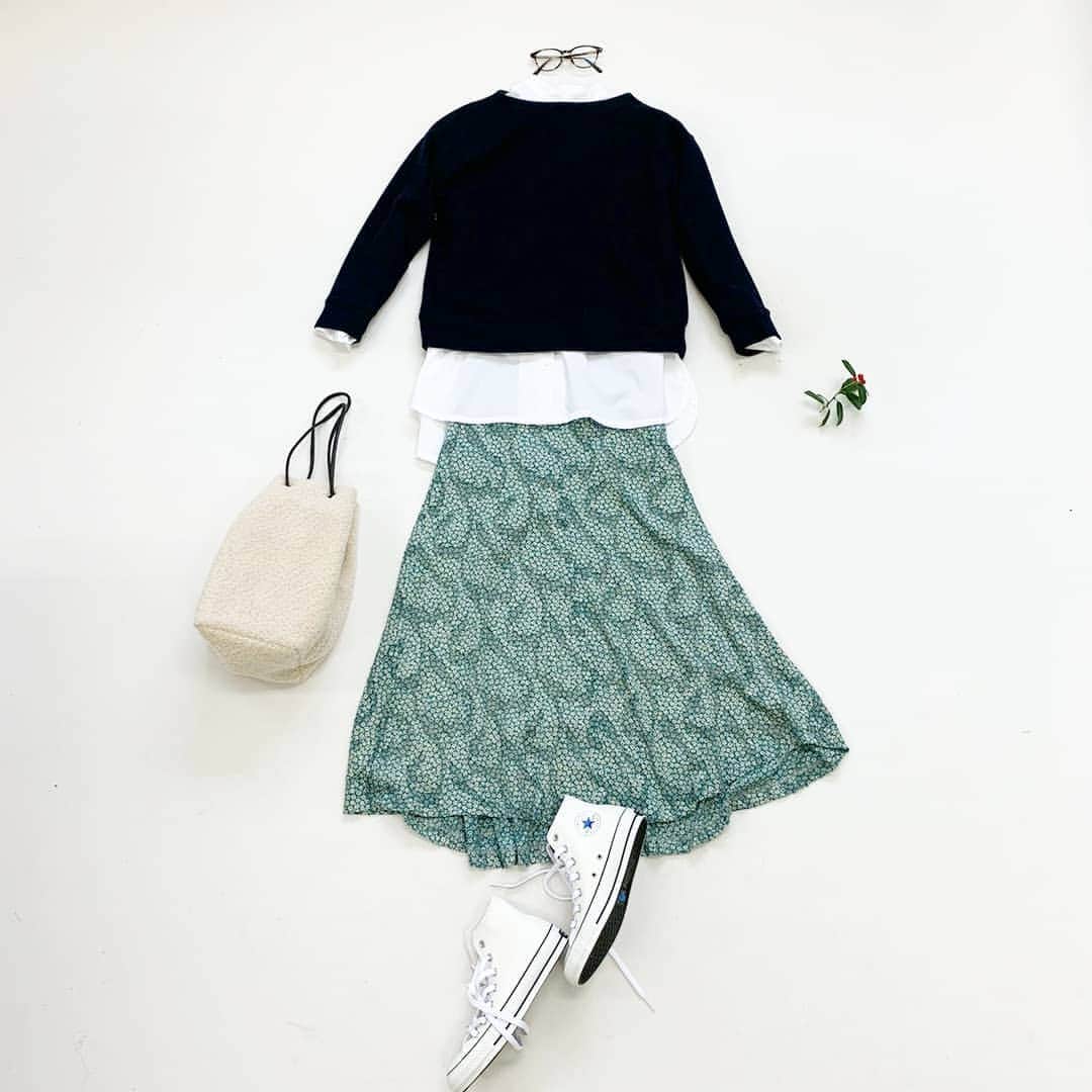 Couleureのインスタグラム：「少し初春を意識した グリーン🍀の シフォンカットドビー生地で作りました📍✂️ 年明けからは春らしさも 気になるシーズンです😊 ・ ・ #sewing #手作り #型紙　#ハンドメイド大人服#クルールパターンファブリック#洋裁#instafashion#handmadeclothes #instasewing#handmadewardrobe #置き画#置き画くら部 #couleurehandmade #couleure #couleurepatternandfabric #japanesesewingpatterns #memade #handmadewardrobe #sewcialists #indiesewingpatterns」
