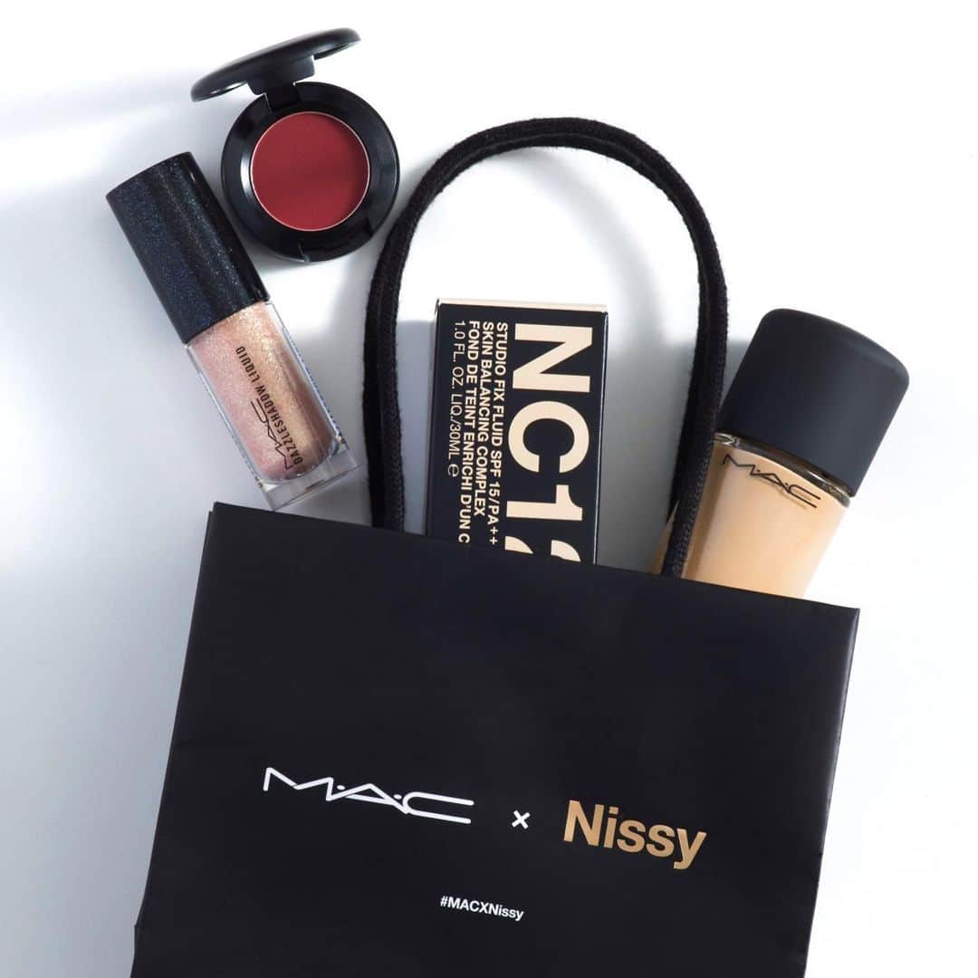 M∙A∙C Cosmetics Japanのインスタグラム：「ㅤ #MACXNissy 待望の限定コラボ、限定キャンペーン情報! ㅤ 対象製品ご購入でもれなくプレゼント、限定コラボカード 枚数限定!　限定コラボショッパー 12/26 (木)~全店、公式オンラインショップでスタート! 12/24 (火)~限定4店舗で先行配布開始♪ (M･A･C表参道ヒルズ店、M･A･C伊勢丹新宿本店、M･A･C ジェイアール名古屋タカシマヤ、M･A･C阪急うめだ本店) 限定コラボキャンペーン、詳しくは、 プロフィールページ(公式オンラインショップ)を見てね♪ ㅤ #Nissy #西島隆弘 #24ファンデ #24時間 #24色 ㅤ DESIGN: M·A·C ARTIST  RINO KASAI @rino416 @macpro_tokyo PHOTO: @takaki_iwata ㅤ ㅤ ㅤ ㅤ ㅤ #MACCosmeticsJapan #MACコスメ #MACCosmetics #コスメ #メイク #スタジオフィックスフルイッド #スタジオフィックス #studiofix #ファンデ #ファンデーション #リキッドファンデーション #ベースメイク #カバー力 #崩れない #コラボ #アーティストコラボ #テカらない #美肌 #カラバリ #makeup #basemakeup #cosmetics #foundation #beauty」