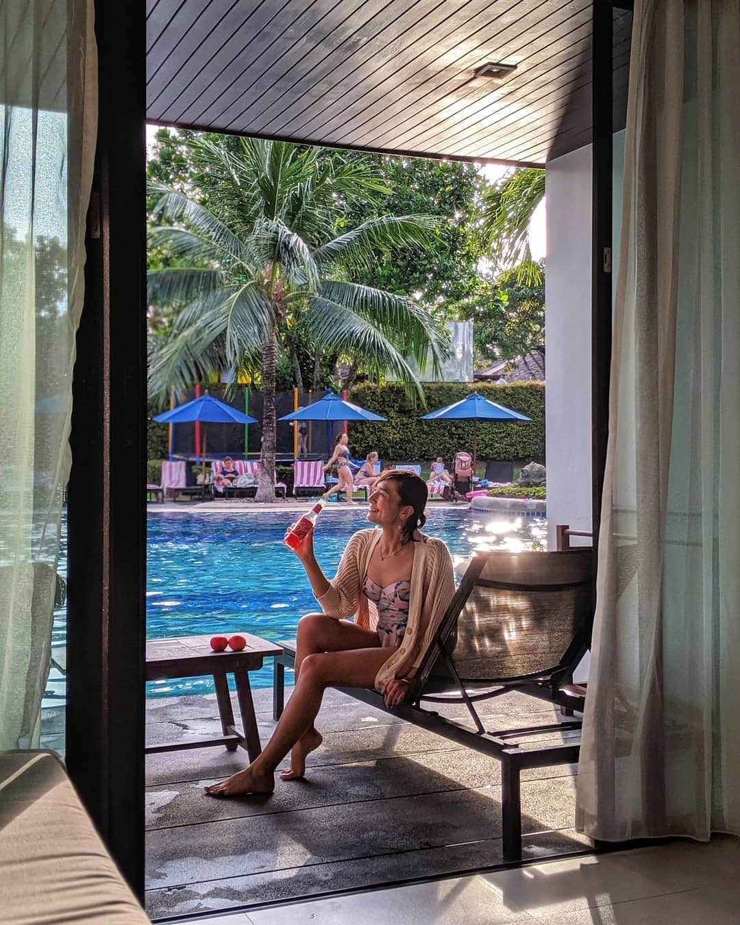 芳美リンさんのインスタグラム写真 - (芳美リンInstagram)「クラビで宿泊した、﻿ ﻿ Holiday Inn Resort Krabi Ao Nang Beach﻿ ﻿ 初めて#プールアクセス﻿ というタイプの部屋に泊まりました☺﻿ ﻿ 部屋からそのままプールに行けるので、何度も泳ぎたい人にはらくちんで最高☺🌊﻿ ﻿ 朝からスイミング✨﻿ ﻿ 帰る日もチェックアウトギリギリまで本気で遊びました！﻿ ﻿ 写真では優雅風ですが、実際の遊んでる姿はストーリーで、、﻿ ﻿ ﻿ #HolidayInnResortKrabiAoNangBeach﻿ @holidayinnkrabi #タイ#クラビ﻿﻿ #トラレコwifi ﻿﻿﻿﻿ #プール#リゾート#南国#リゾートホテル﻿ #旅したくなるフォト  #海外旅行 #travelstagram #旅人 #lynn_trip #旅 #travelme #travel #trip #traveler #トラベラー ﻿﻿﻿ #旅好きな人と繋がりたい﻿﻿﻿ #travelholics﻿﻿﻿ #thailand#krabi」12月19日 16時08分 - lynn.lynn5