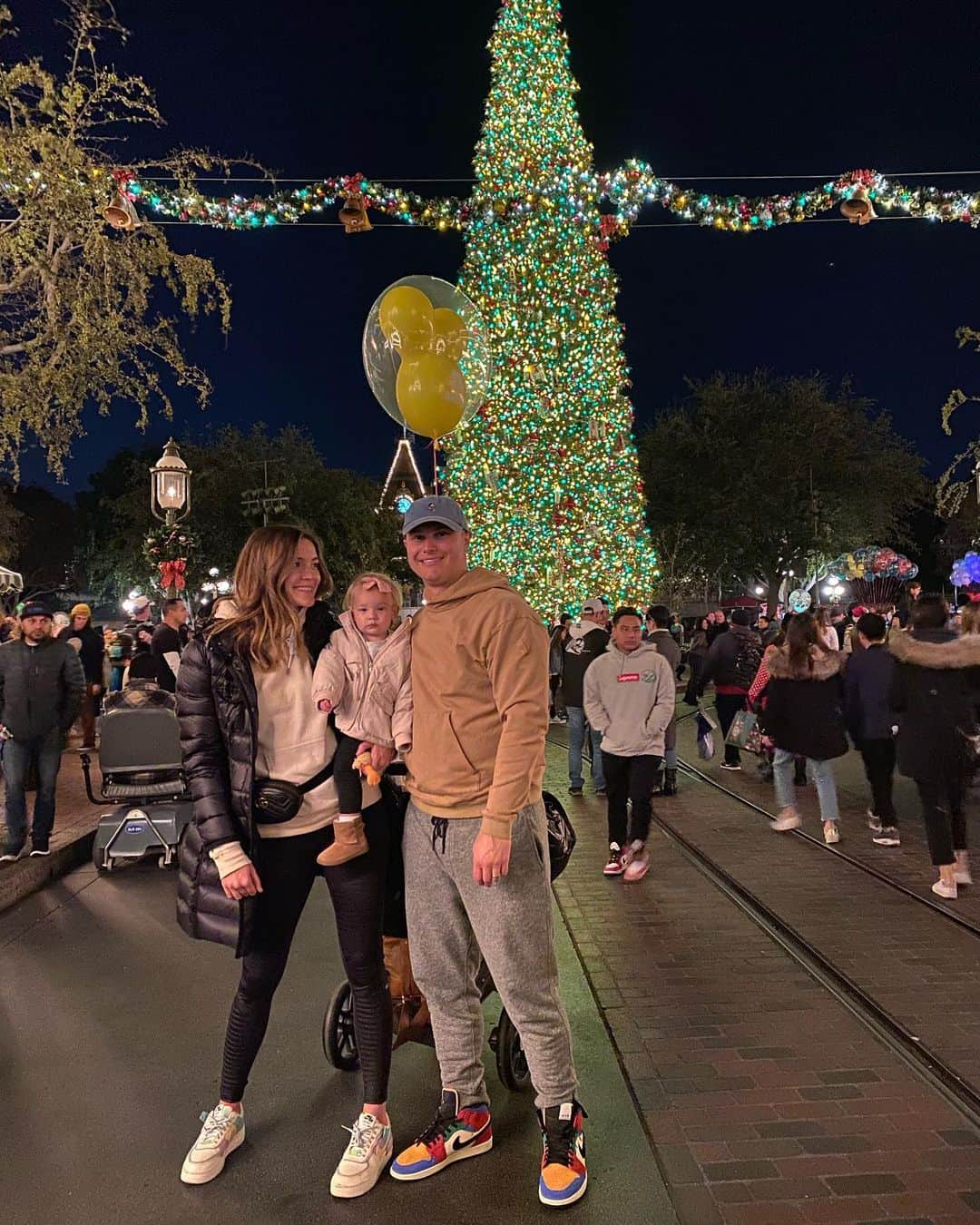 ジョク・ピーダーソンさんのインスタグラム写真 - (ジョク・ピーダーソンInstagram)「First timers at Disneyland as parents! #TeamWorkMakeTheDreamWork」12月19日 16時10分 - yungjoc650