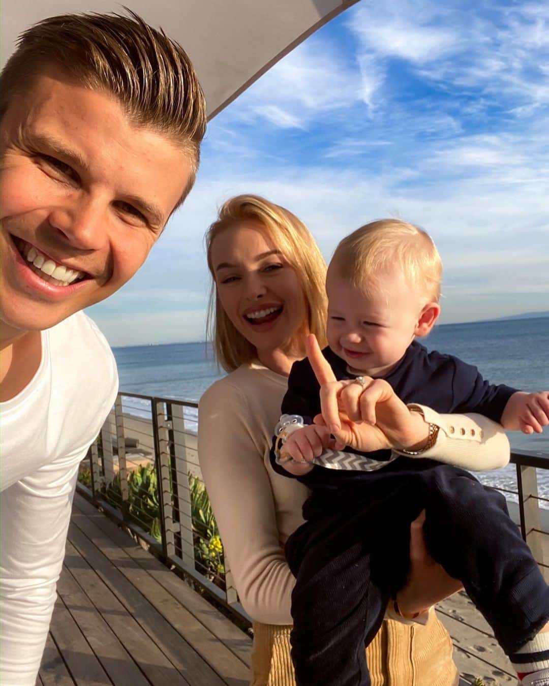 リアノン・ランゲラック（ミッチェル・ランゲラックの妻）のインスタグラム：「Trying to take a family selfie with a toddler 😅😂🤦🏼‍♀️🤦🏼‍♂️」