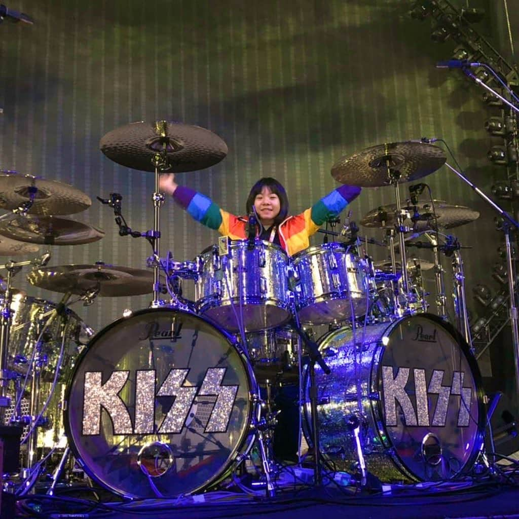 かねあいよよかさんのインスタグラム写真 - (かねあいよよかInstagram)「‪I was invited to a KISS world tour in Osaka🔥 I was happy that you four complimented me on my drums🤗‬﻿ ‪I want to play together someday🥁‬﻿ In addition, I was allowed to sit on the drums backstage🥁﻿ KISS gig was very exciting❣️﻿ ﻿ ﻿ KISS大阪公演に招待いただきメンバーと初対面❗️﻿ 皆さん私にすぐに気付いてくれて、ドラムを沢山褒めてくれて光栄でした⭐️﻿ いつか一緒にやれたらいいなあ😋‬﻿ 開演前にはバックステージ見学やドラムにも座らせて頂きました🌟﻿ ライブは色んなパフォーマンスや仕掛けがあって本当に凄かった😲﻿ ﻿ @kissonline  @genesimmons  @paulstanleylive  @tommy_thayer_official  #ericsinger  #kiss  #endoftheroad  #genesimmons  #yoyoka  #よよか ﻿ ‪」12月19日 16時26分 - yoyoka_drums