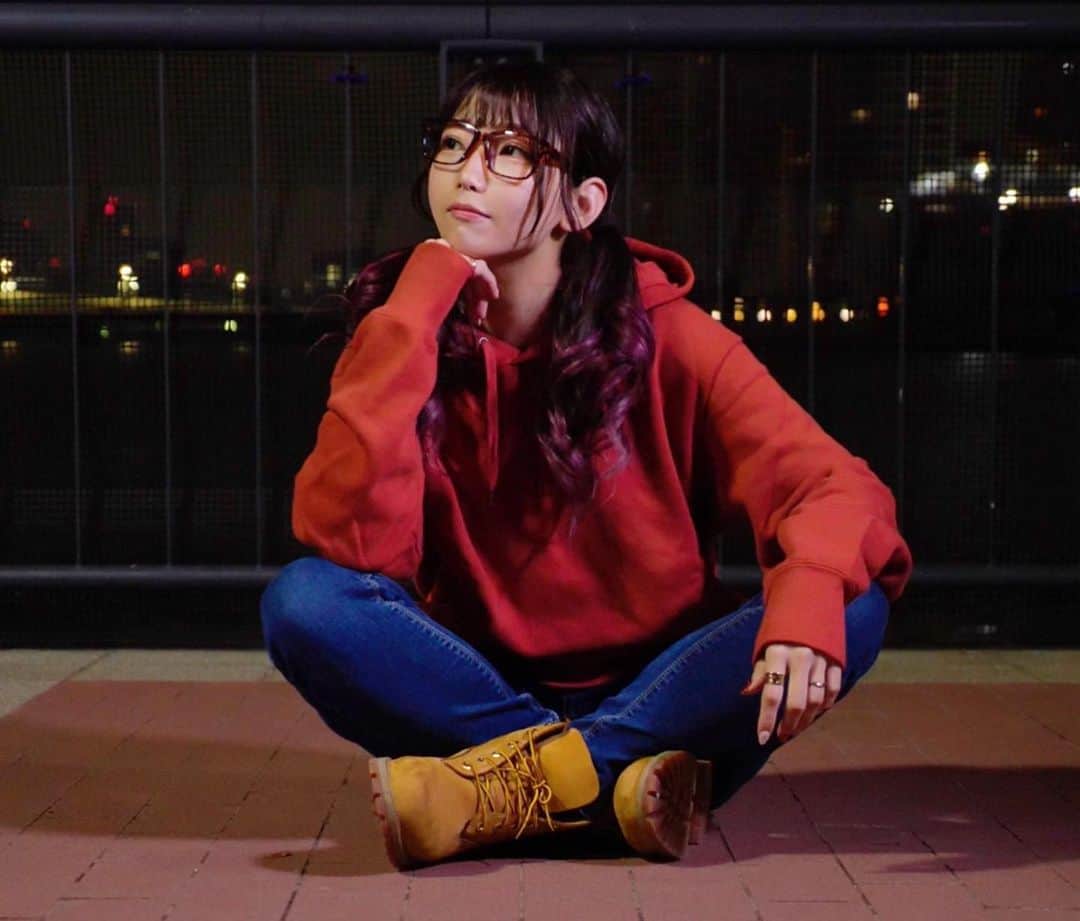 のインスタグラム：「#東京湾 の夜景は綺麗🌙*ﾟ . . 深夜に踊ってみたの撮影をしたよ！ えっちゃんねる初の2人での踊ってみた。。。クリスマス付近に公開予定なのでお楽しみに！ . .  #パーカー : @uniqlo .  #デニム : @grl_official .  #ブーツ : @timberland . . 本当はペアルック的な感じだからそれは、動画でたら載せます🙋‍♀️💓 . .  #えっちゃん #えっちゃんねる #夜景 #踊ってみた #ペアルック #ゆるコーデ #珍しい #パーカー #トップス  #プチプラコーデ」