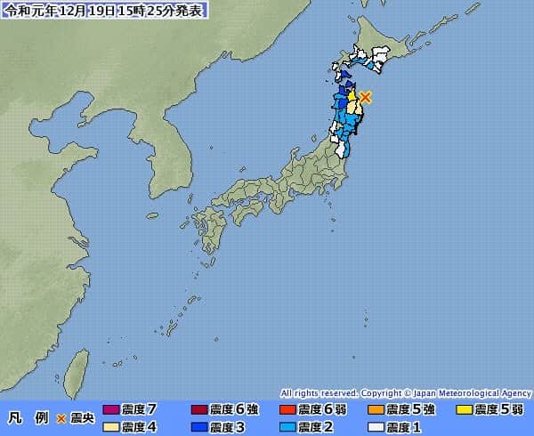 桂のインスタグラム：「地震情報　震度５弱  19年12月19日15時25分 気象庁発表 発生時刻 19年12月19日15時21分 各地の震度 ▼震度5弱 階上町 ▼震度4 軽米町 一戸町 二戸市 岩手洋野町 野田村 久慈市 おいらせ町 青森南部町 五戸町 三戸町 三沢市 八戸市 ▼震度3 小坂町 鹿角市 滝沢市 紫波町 矢巾町 九戸村 八幡平市 岩手町 葛巻町 盛岡市 普代村 宮古市 東通村 むつ市 田子町 六ヶ所村 東北町 横浜町 六戸町 七戸町 野辺地町 十和田市 外ヶ浜町 平内町 青森市 函館市  震源地 青森県東方沖 緯度 北緯40.5度 経度 東経142.2度 深さ 50km 規模 マグニチュード 5.5  この地震による津波の心配はありません。  #earthquake #alert #japanmeteorologicalagency #jma #aomori #iwate #akita #地震 #震度5弱 #震度4 #震度3 #気象庁 #青森 #岩手 #秋田」