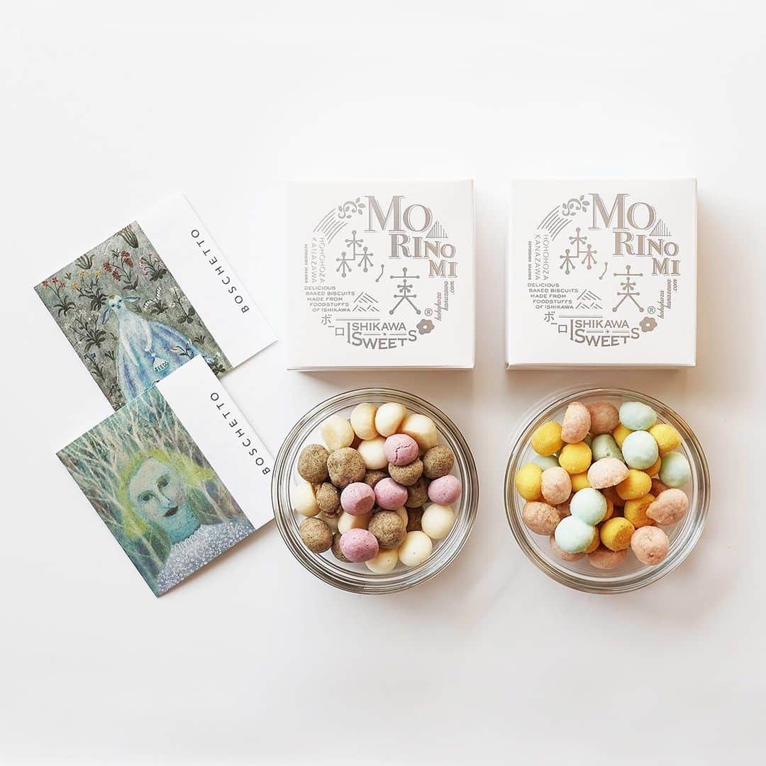 haconiwa / 箱庭さんのインスタグラム写真 - (haconiwa / 箱庭Instagram)「上品で可愛らしいパッケージが、贈り物にぴったり！﻿石川県・金沢市にお店を構えるホホホ座金沢 @hohohoza_kanazawa のお菓子「BOSCHETTO（ボスケット）」を今週の#おみやげクリップ でご紹介しています。﻿ 地産食材を使用し、卵不使用・グルテンフリーのやさしい焼き菓子です。﻿ ﻿ 詳しくはこちらの記事をチェック！﻿ https://www.haconiwa-mag.com/life/2019/12/boschetto/﻿ ﻿ #BOSCHETTO#ボスケット#金沢#金沢土産#お土産#石川#石川土産#ギフト#ホホホ座金沢﻿ ﻿」12月19日 16時28分 - haconiwa_mag