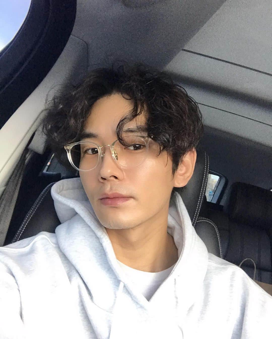 オン・ジュワンのインスタグラム：「머리 그 뭐지~ 그 경계에 와있다 ㅋ 많이 길었다 드라마끝나고 자라는건 머리카락뿐.  오늘 미세먼지 좋아보이니 좋은 공기 많이 마시고~ 집안 환기 시키고~💨」