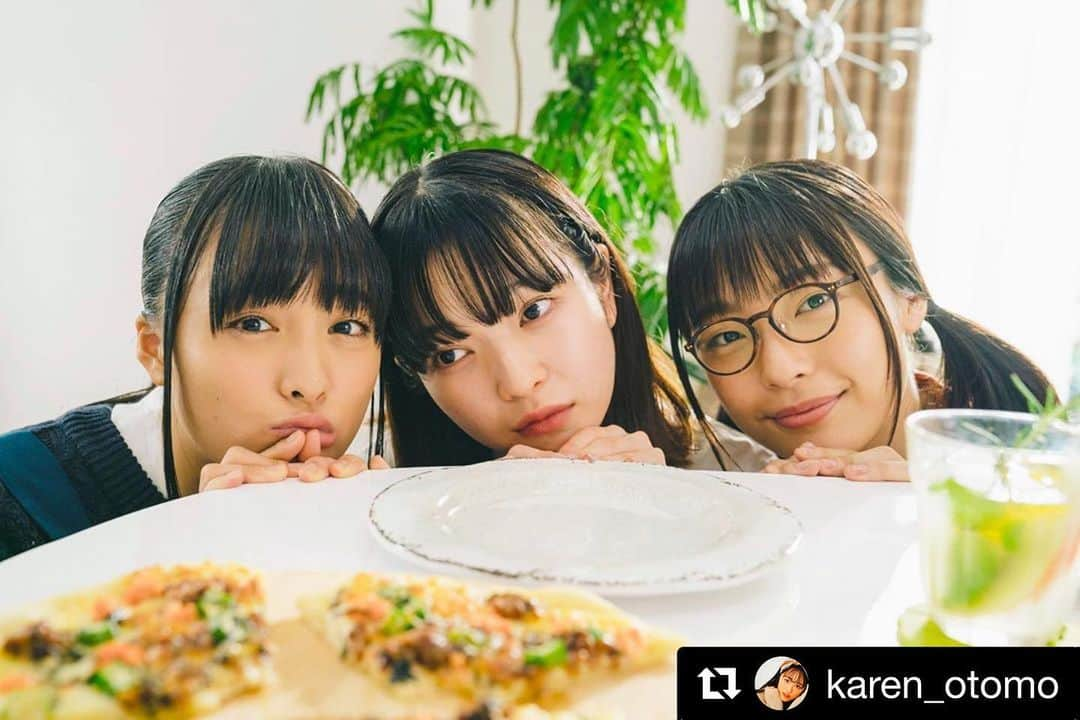 新米姉妹のふたりごはん【公式】のインスタグラム：「#Repost @karen_otomo with @get_repost ・・・ 今夜は新米姉妹のふたりごはん。 絵梨さんと篠田さんが、うちに遊びにきてくれました🍕🍕🍕」