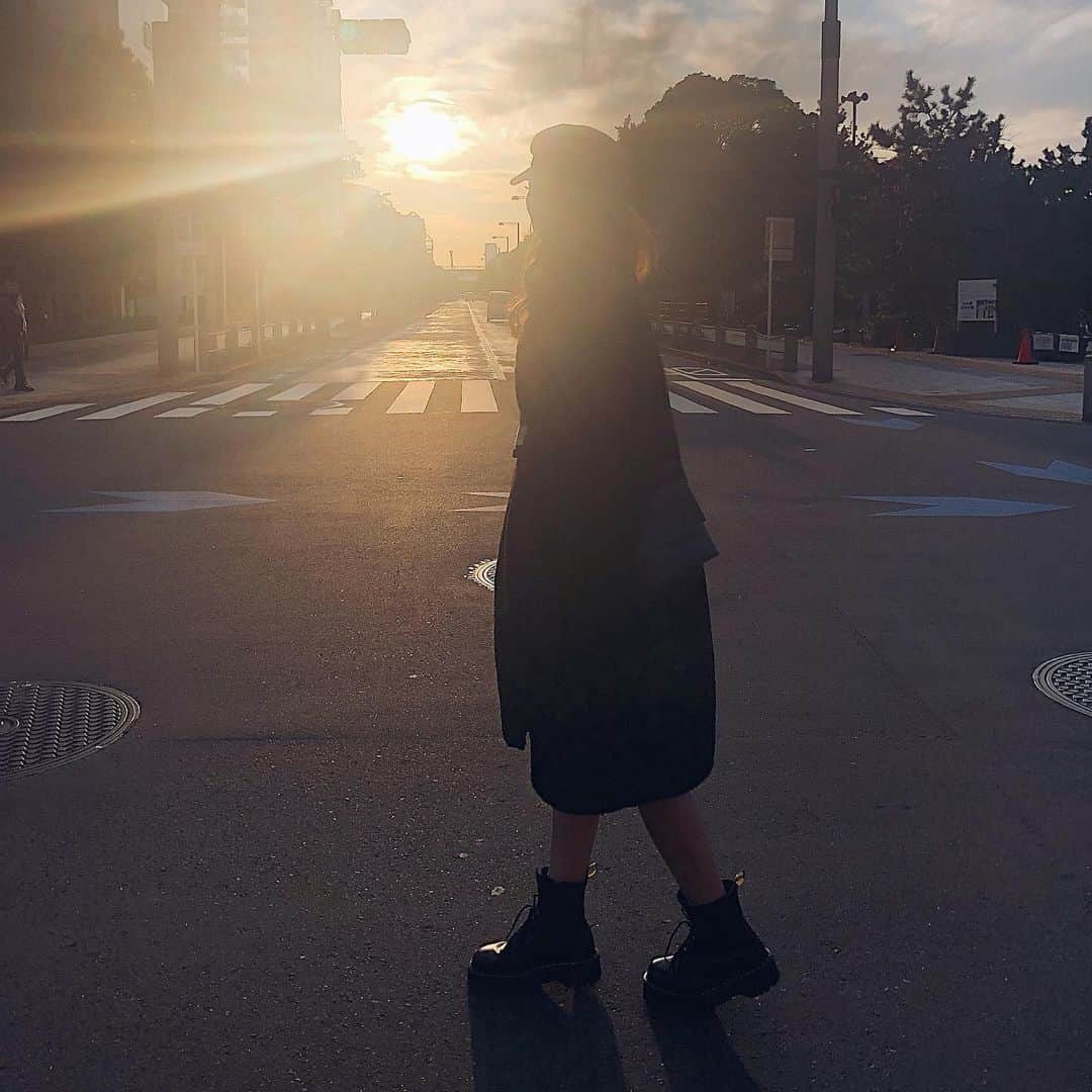 長谷川唯のインスタグラム：「・ ・ 前へ前へと。きっと生きる道が見えてくる。今日に感謝して😌✨✨ ・ ・ #体調がすこぶる悪い #元気が一番 #sunset #太陽大好き #love #happy」
