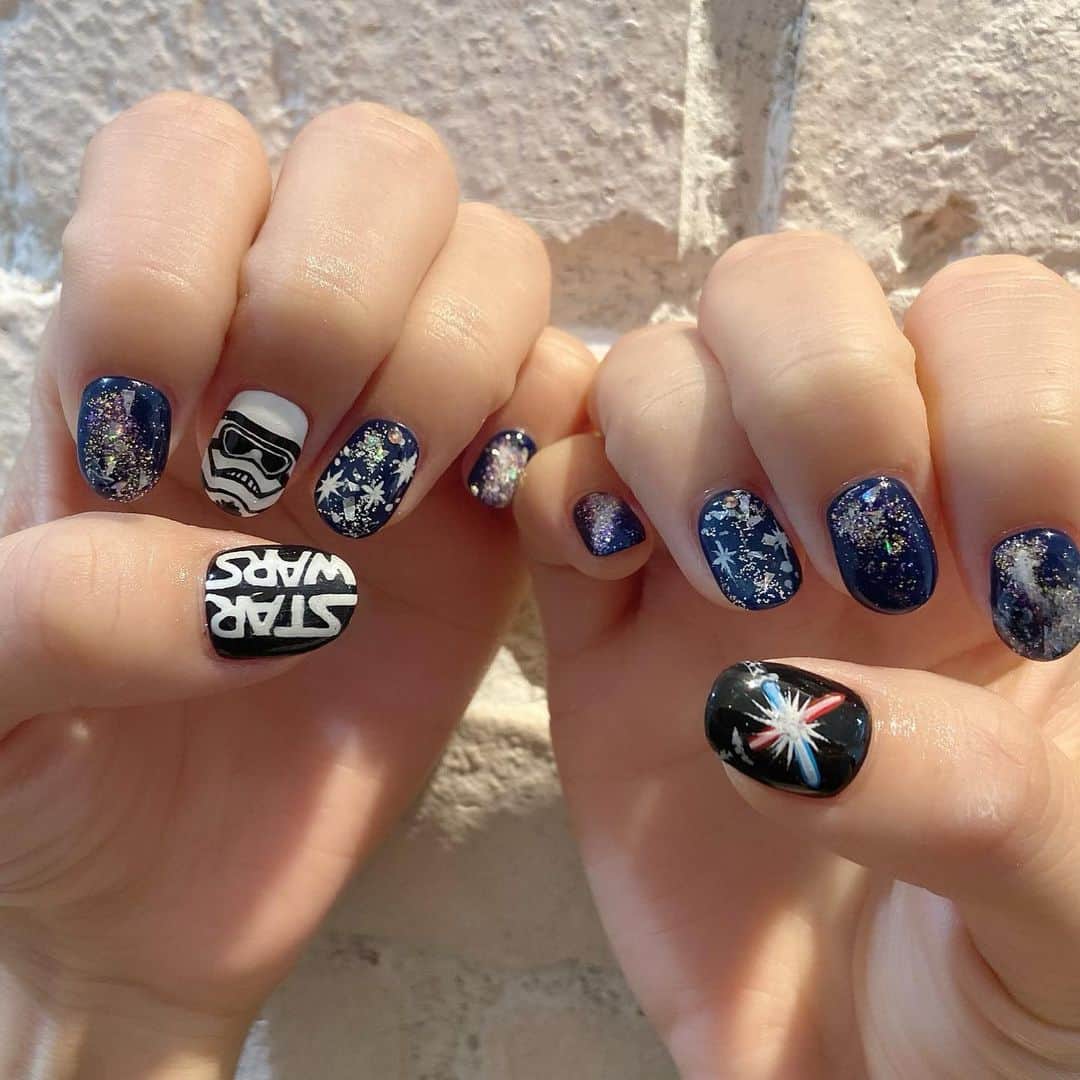 くぼたみかのインスタグラム：「Force is strong with these ones...💅I can’t believe that saga that has been with me since I was born will end TOMORROW! Sad... yet exited...😭🤯😍😣🤧 明日公開の　#スターウォーズ のためにギャラクシーネイル💅❗️生きる意味でもあるスターウォーズのストーリーが明日完結してしまう。これから何を楽しみに生きていけばいいのかわからない中、もちろん興奮してるし楽しみ。とりあえずネイルを新しくして身を清めました。みなさんがフォースと共にあらんことを。3時間かけて作ってくれたネイリストさん本当に感謝です😭宣伝じゃなくここのネイルサロンはとてもいいです！  #force @starwars @starwars_lore @starwarsdaily @starwarsmovies #riseofskywalker #スカイウォーカーの夜明け　#maytheforcebewithyou」