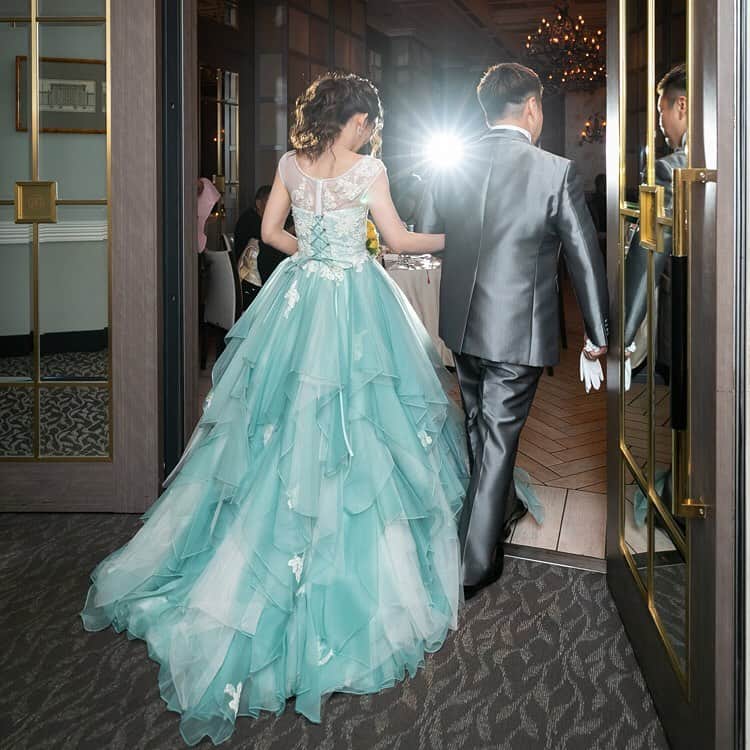 ホテルモントレウェディング【公式】 のインスタグラム：「♥ #montereyweddingstories2019 ￣￣￣￣￣￣￣￣￣￣￣￣￣￣￣￣ ＊＊＊19p／30p＊＊＊ . 悩んで、悩んで、 母と決めた運命のカラードレス。 . ゲストには秘密にしていたので みんなの反応が嬉しかったな。 . @montereyweddingをフォローして 『 #モントレ花嫁 』『 #ホテルモントレ』の タグをつけて投稿してくださいね＊*. . ◆ホテルモントレ公式HPはこちら* https://www.monterey-wedding.jp . #モントレ #モントレ花婿 #プレ花嫁 #卒花 #marry花嫁 #dressy花嫁 #farnyレポ #プラコレ ﻿#maricuru #dressy花嫁 #日本中のプレ花嫁さんと繋がりたい #ウエディングニュース #flower #ウェディングドレス #dress #結婚式 #披露宴 #結婚式場 #2019年秋婚 #2019年冬婚 #2020年春婚 #2020年夏婚」