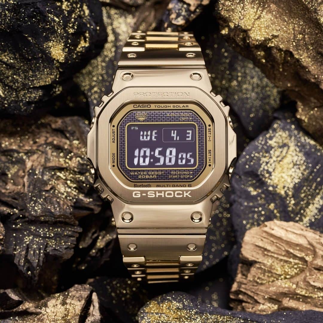 のインスタグラム：「GMW-B5000GD  初代モデルDW-5000Cから「外装の進化」「構造の進化」「モジュールの進化」をコンセプトに、ケースのフルメタル化を実現したGMW-B5000より、高級感と落ち着きのあるゴールドを纏ったGMW-B5000GD-9JFをご紹介。ケースとバンドにはヘアライン加工を施しメタルの質感を最大限に引き出し、反転液晶を採用することでよりシックなデザインに仕上げにしています。  GMW-B5000GD-9JF integrates concepts such as the "evolution of exterior," "evolution of structure," and "evolution of module" in a full-metal exterior model, finished in elegant gold ion-plating.  Hair-line finishing is applied to the bezel and bands to maximize the metal-texturing.  GMW-B5000GD-9JF  #g_shock #gmwb5000 #dw5000 #stainless #gold #gshockconnected #watchoftheday」