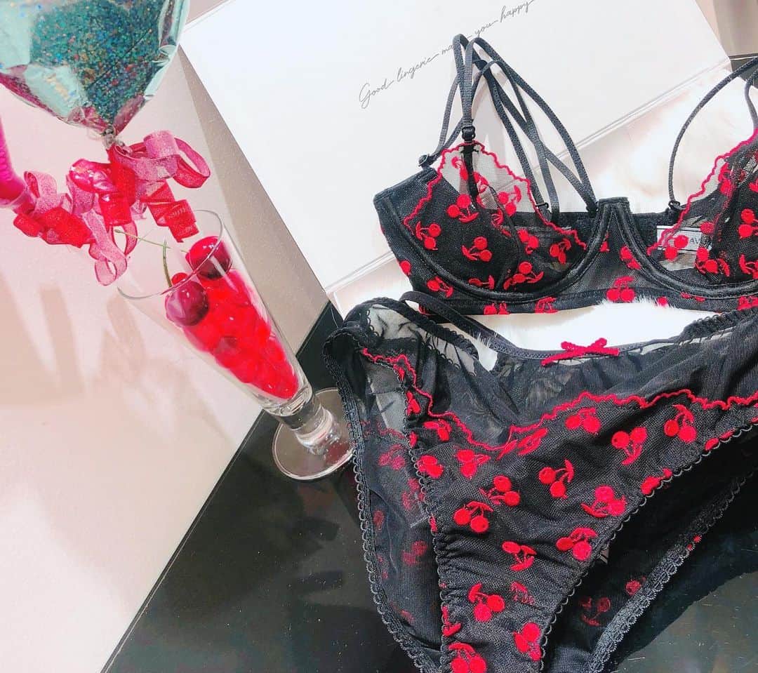 Ravijour札幌4丁目プラザ店のインスタグラム：「#onsale  チェリーセクシー🍒 単品ブラ ¥5,390+tax  単品ショーツ ¥2,990+tax  詳しくはBLOG書きました！ TOPのURLから飛んでください✈️ #ravijour  #ravijour_official  #ravijoursappro  #ラヴィジュール」