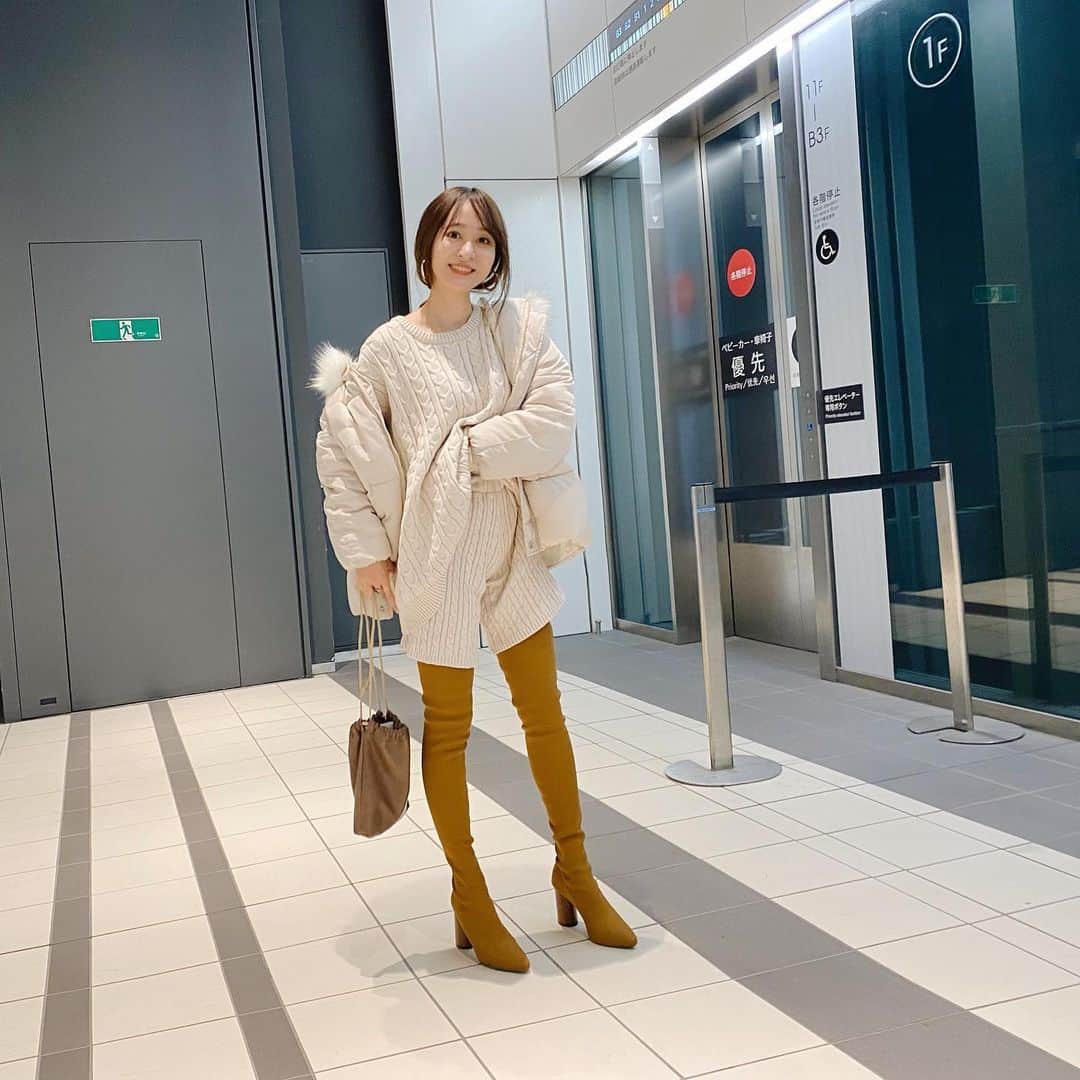 難波礼華のインスタグラム：「ゆみおかえり会して みんなの可愛い子供達に会えて幸せな半休🥰 みんなと写真撮り忘れて後悔だよ🥺 癒しの可愛い子ちゃん達ストーリーにいるから見てね❤️ 子供達のおかげでストレス吹っ飛んだ❤️ ゆみみみもちゆかしょこありがと🥰❤️❤️ ニットセットアップもダウンコートも @j023.official 🤍🤍🤍 この時期に白い服着たくなるのなんでだろね🎄 こちらパンツの丈感を直してる最中の写真です🤳」