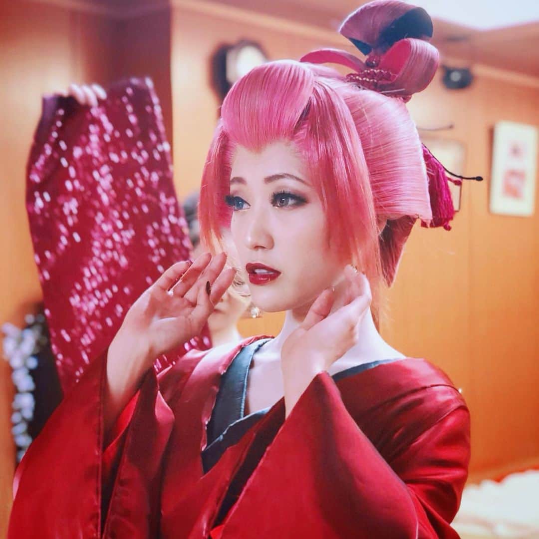 のインスタグラム：「. 今年の6月！ポスター撮りの様子🐷♥️ この時 目はオッドアイにしてたんだ😏💓 やっぱりこのカツラは可愛い、、。 . ポスターと全く同じ格好でオープニング出てきて最高だった！って声を頂いてとっても嬉しいです！ . . #カツラ #赤髪 #撮影 #ポスター撮り #ポスター #衣裳 #着物 #和服 #和装 #和装ヘア #kimono #japan #japanese #dance #dancer #tradition #traditional」