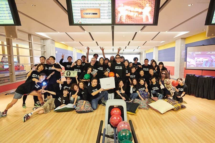 秋元梢さんのインスタグラム写真 - (秋元梢Instagram)「LET'S GO BOWLING😆🎳 食べて投げて飲んで笑って投げて喋って、、、最高に楽しかったぁ🤤💖🙏🏻🎳🍣 sacaiの皆さんいつもありうございます💙💛💙💛 #sacai #thebiglebowski #寿司DJ」12月19日 17時16分 - akimoto_kozue