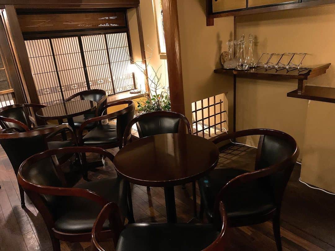 日下裕江さんのインスタグラム写真 - (日下裕江Instagram)「2階でTea time☕️ Kurosawaのロゴの入った食器達が可愛い💓  神ナプキンにもサインが入ってるの♪  2階にも鉄板焼が食べれる個室があるよ♪  店内には沢山黒澤明監督の写真が飾られていて、まるで美術館みたい✨  そんなところも楽しめるのが良いネ(*^^*)❀.*･ﾟ  #kurasawa #鉄板焼kurosawa #黒澤明 #akirakurosawa #teppanyakikurosawa」12月20日 2時45分 - hiroe___h