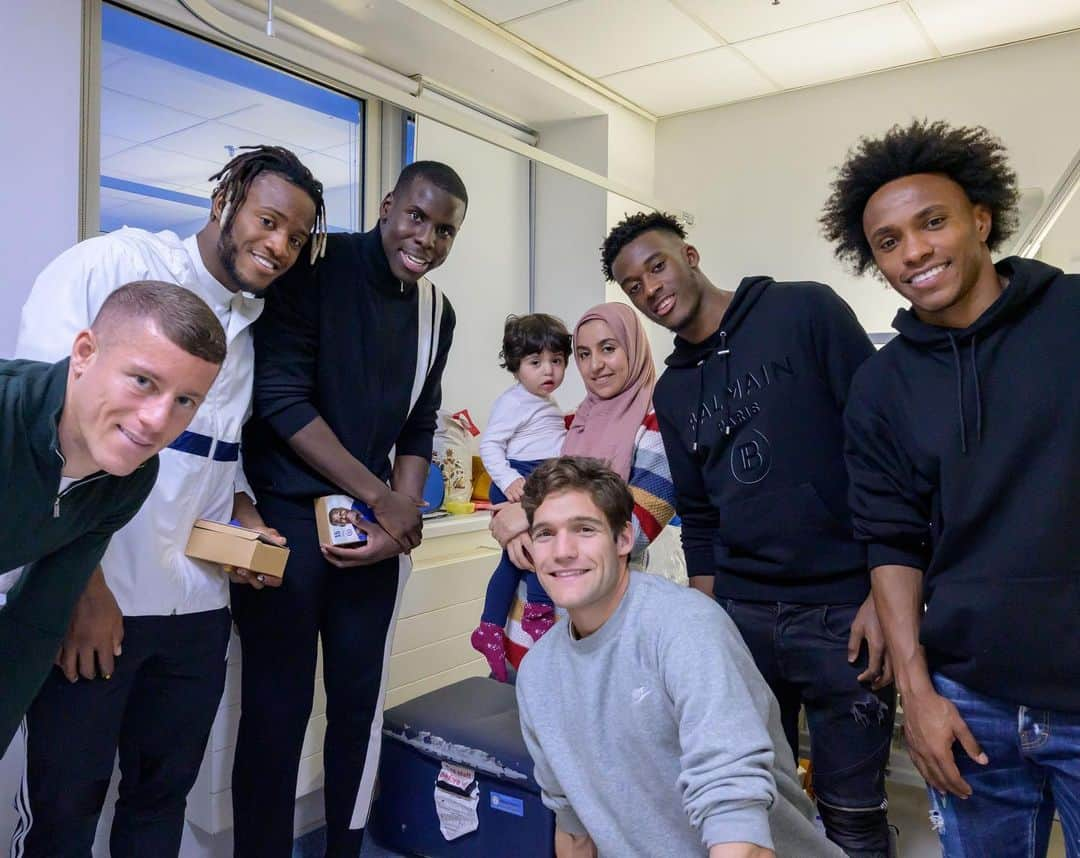 チェルシーFCさんのインスタグラム写真 - (チェルシーFCInstagram)「Spreading some Christmas love at the Chelsea and Westminster hospital! 💙 #CFC #Chelsea」12月20日 2時55分 - chelseafc