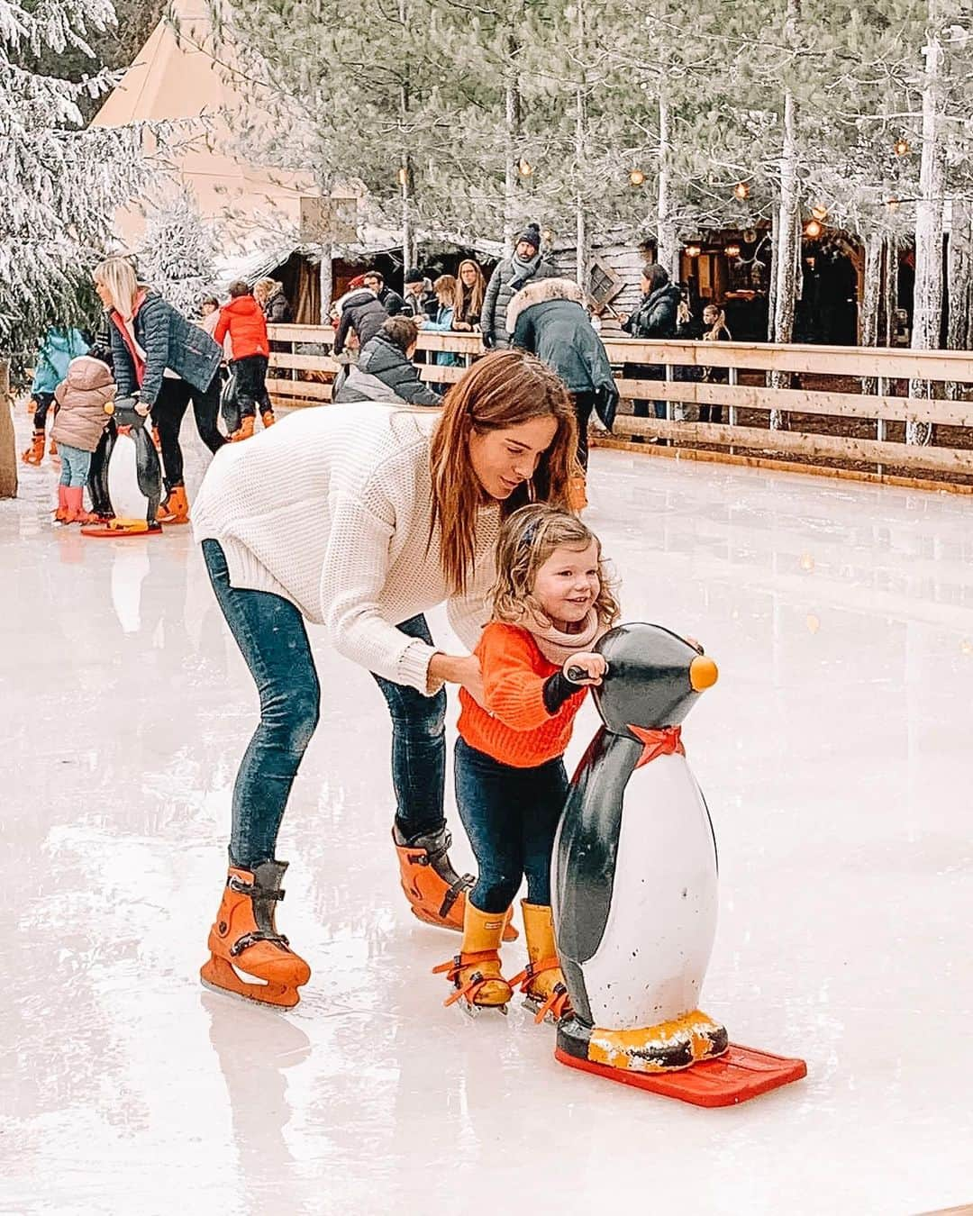 アレクサンドラ・フェルステッドさんのインスタグラム写真 - (アレクサンドラ・フェルステッドInstagram)「BEST• DAY• EVER  We were lucky enough to go to Lapland UK today for the first time ever and wow.... blown away. The attention to EVERY SINGLE detail is mind blowing & I can seriously say it was truly spectacular and impressive! Never have I been somewhere that made me feel I was actually stepping into a magical, glory piece of Christmas heaven!  So for that ... (and earning me some SERIOUS amazing Auntie points!!) .. Thank you @laplanduk. So happy I got to show India the magic - we will be back next year!! Merry Christmas 💙💫 #gifted #christmas #merrychristmas #laplanduk」12月20日 3時04分 - binkyfelstead