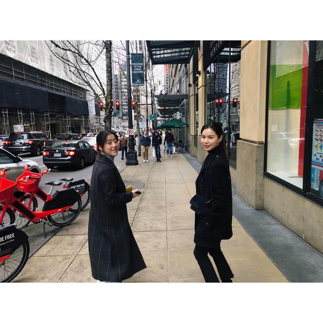 チン・テヒョンさんのインスタグラム写真 - (チン・テヒョンInstagram)「막내  제수씨같은 여동생 직장 오라클 방문 해마다 회사 옮기면 미국 회사들 다 구경하겠네 디자이너 @hellominhye 감사  #시애틀 #seattle #오라클 #oracle #여행 #기념사진」12月20日 3時17分 - taihyun_zin