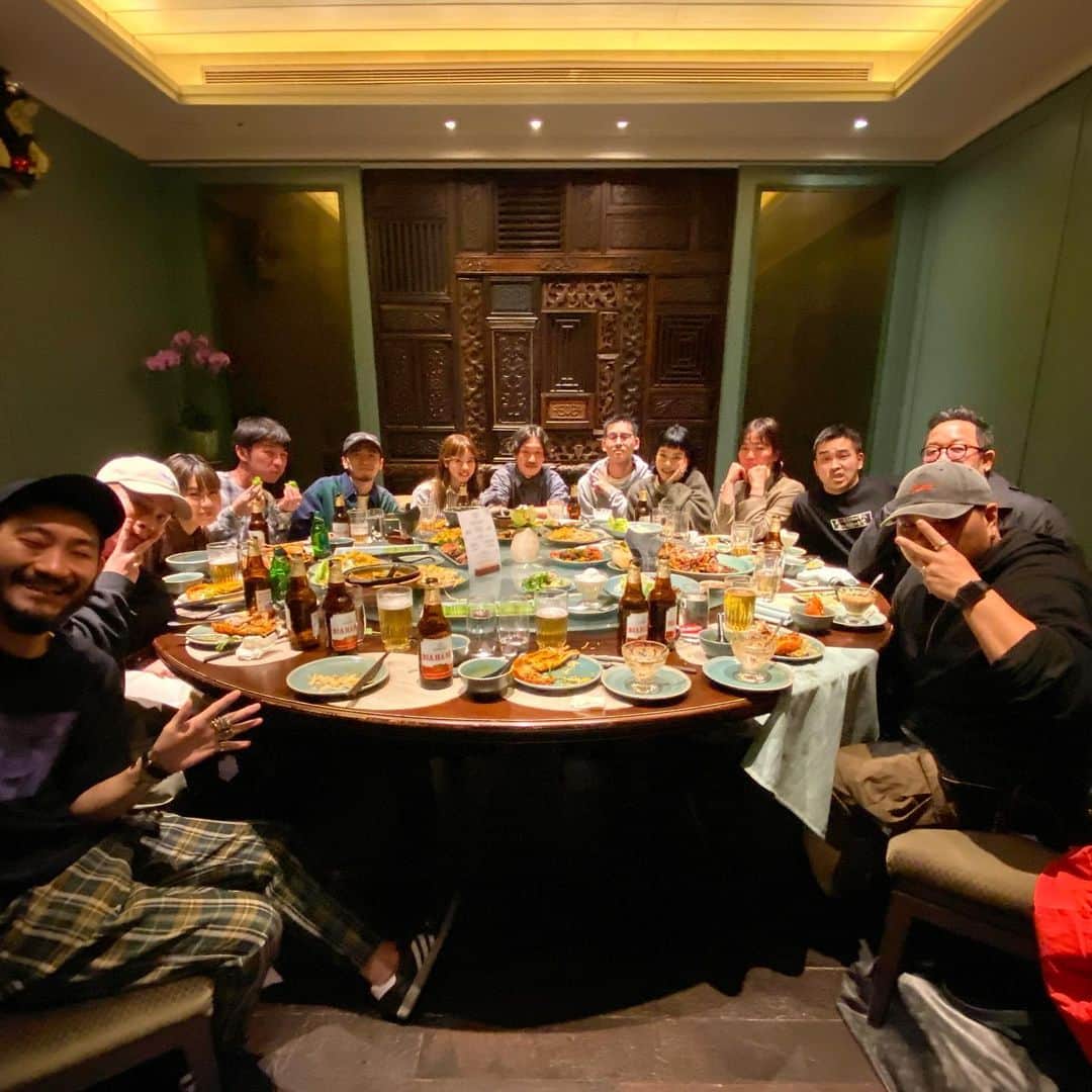 谷正人のインスタグラム：「今夜は明日のSTUDIOUS-TOKYO-香港店のグランドオープンに向けての決起集会！ ローカルスタッフもだいぶ増えてきて、グローカル化してきました。 明日は皆さん、お待ちしてます^_^ #studioustokyo #studioushongkong」