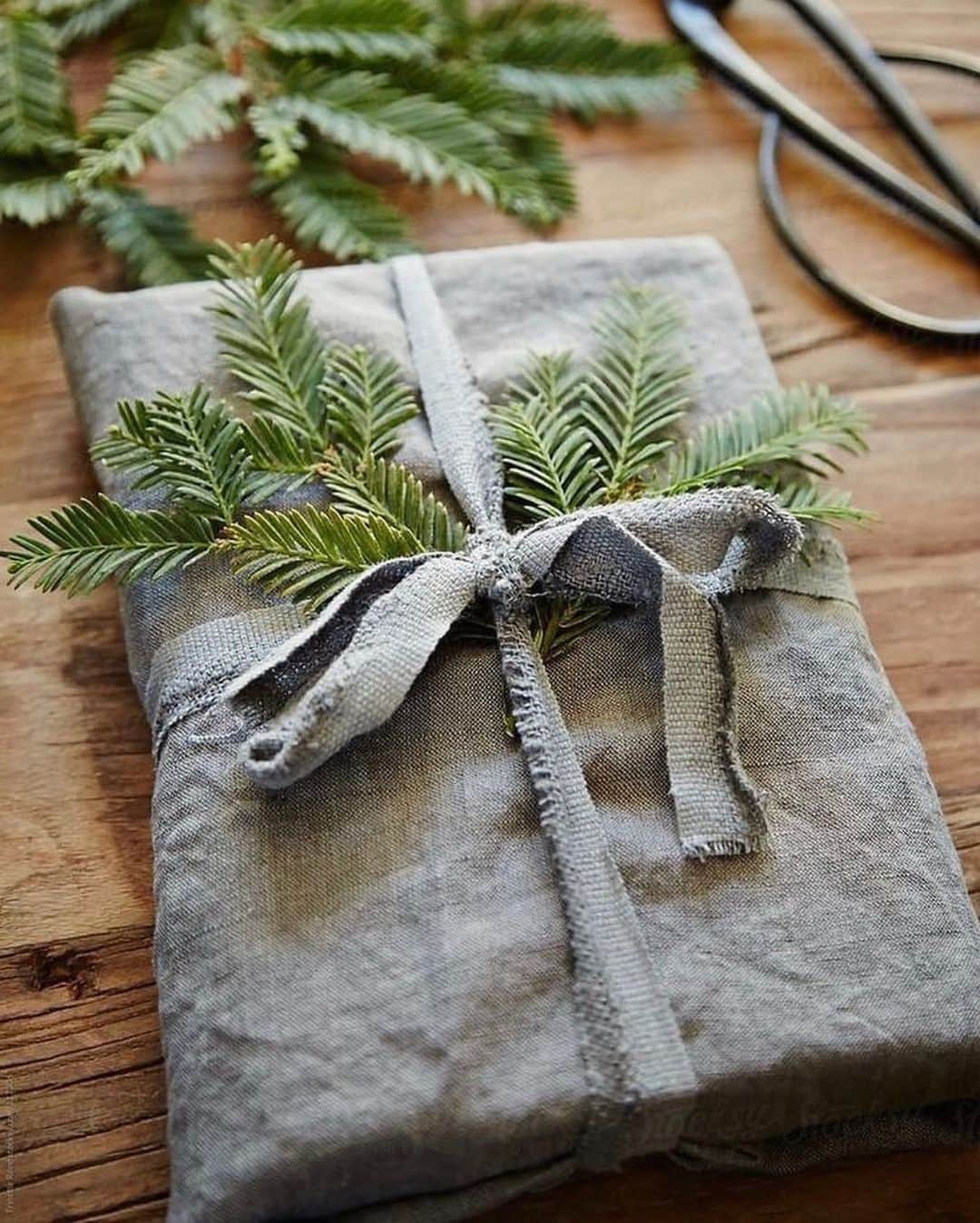 OLIVIAのインスタグラム：「We saved our left over Christmas wrapping paper, gift bags and boxes from last year and collected wrappings throughout the year. We hate throwing out so much trash on Christmas Day. While everyone’s celebrating, I feel the Earth is in pain because humans throw out loads of trash and old toys- they just don’t give a shit. Come on people, we need to find a better way. Let’s care a little more. I love this idea from @our.planet.our.home Use fabrics! And reuse them again!! Look how beautiful this one is. ❤️」