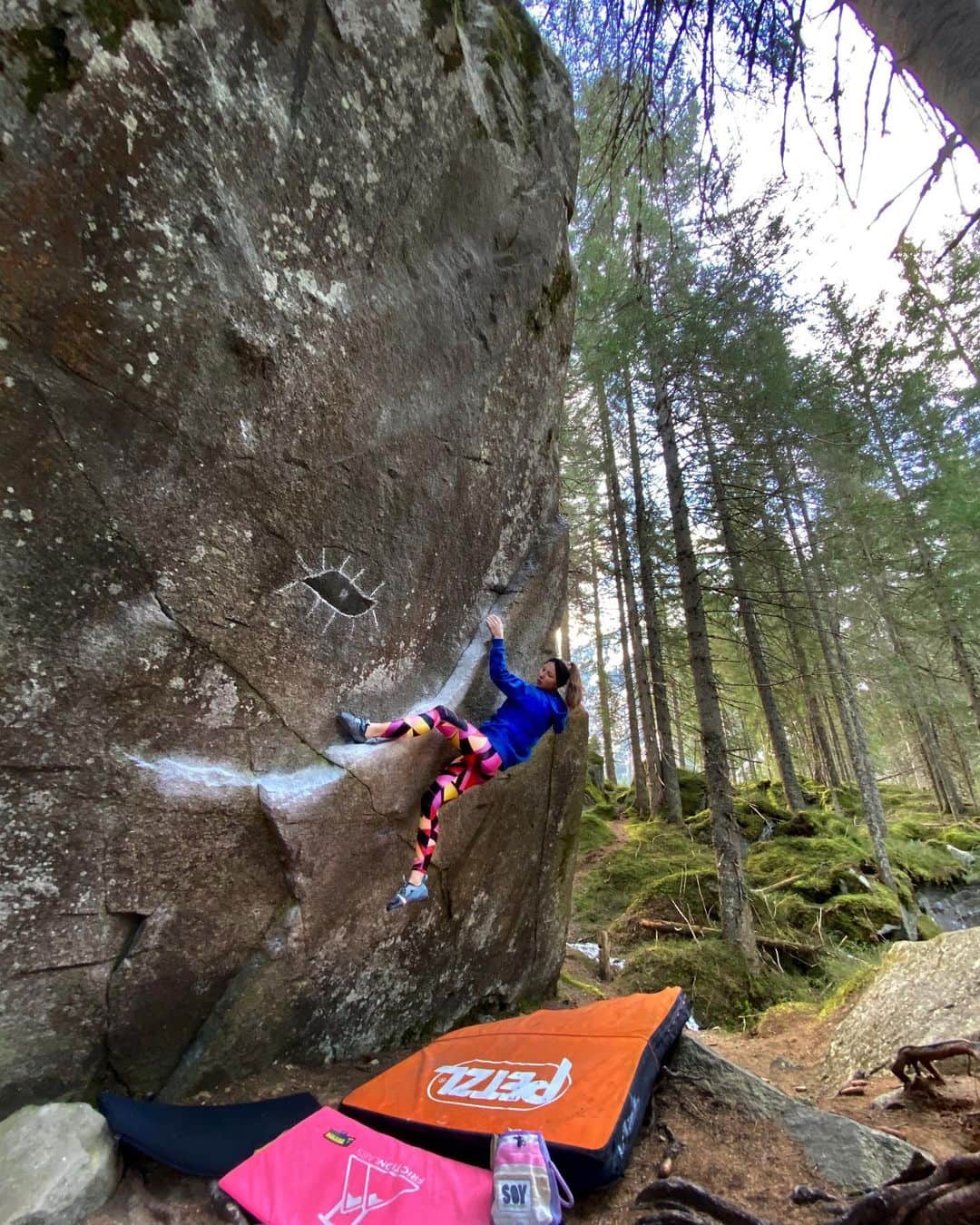 カロリーネ・ジンフーバーさんのインスタグラム写真 - (カロリーネ・ジンフーバーInstagram)「👁 of the forest #bigbrotheriswatchingyou thanks @ironmanmich for the snapshot @sosolid_official @belmezattitude @frictionlabs @scarpa_at @natureclimbing . . . . #austria #climbing #klettern #bouldern #bouldering #zillertal #girl #eye #scarpa #noplacetoofar #natureclimbing #bouldering_came_first #frictionlabs #iloooveit」12月20日 3時24分 - karo_sinnhuber