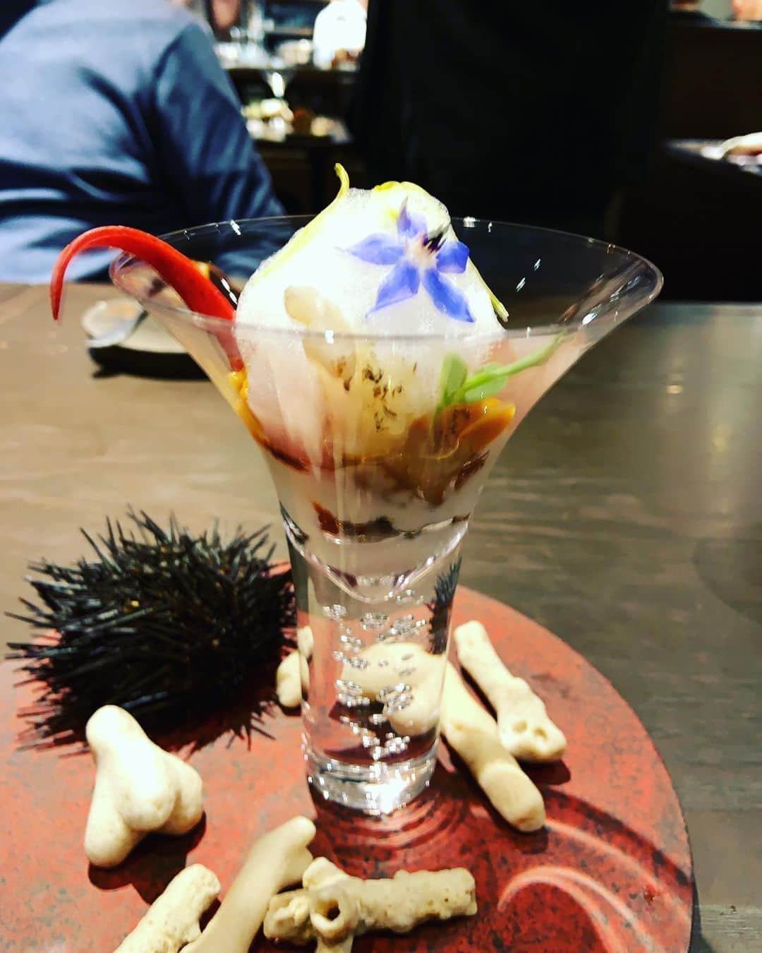 志摩有子さんのインスタグラム写真 - (志摩有子Instagram)「シンシア で少し早めのクリスマス。いつもの通り、ひと皿ごとに工夫を凝らしたチャーミングな料理の数々。サービスも楽しくて大満足。大好きなお店。」12月20日 3時45分 - ariko418