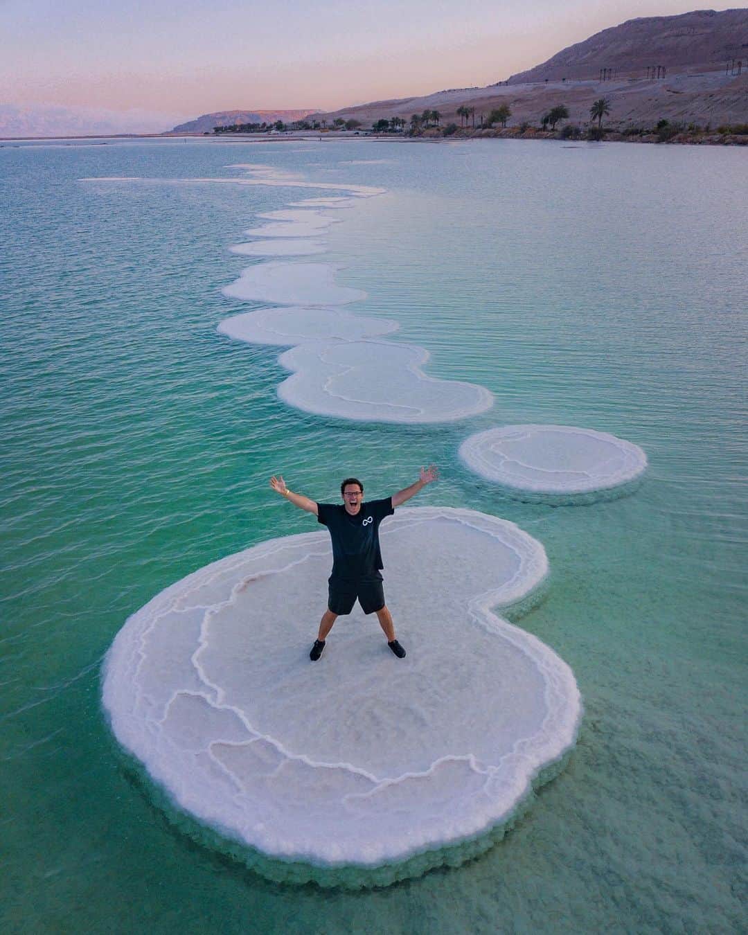 ティモシー・サイクスのインスタグラム：「Throwback to my trip to Israel a few weeks ago…how crazy is it that it was my first time there?!? And what’s even crazier is this natural salt formation that I used as my next level running track to work out on when I visited The Dead Sea as there’s so much salt in the water, you can’t even swim in it, you just float! This was definitely up there for me on my coolest experiences ever list (as it had been on my to Jew list for a while too!), but the trip was most memorable for me because I went with my family who had never been here either and let’s just say it got VERY emotional! I’ll post more about that soon because it’s worth a post all to itself and I get all sentimental at the end of the year as I like looking back at everything I did during the year…which was quite a lot for me as I hit a record 32 countries visited in 2019! Yes, my name is Tim and I have an addiction…a fucken travel addition that I will indulge as much as I can and am not looking to fix anytime soon! Anyway, please share this post with people who needs a reminder how beautiful our world is when you have the freedom to explore it and leave a comment letting me know how your 2019 has been and what you can do to make your 2020 even better. No matter what bad shit, or even great things, have happened to you this year, always look to improve and make your future even brighter! I know it’s tough sometimes (especially on social media these days) but you always gotta stay positive and we all must work together to make our planet better for humans and animals alike! #tbt #iloveisrael #jewspiration」