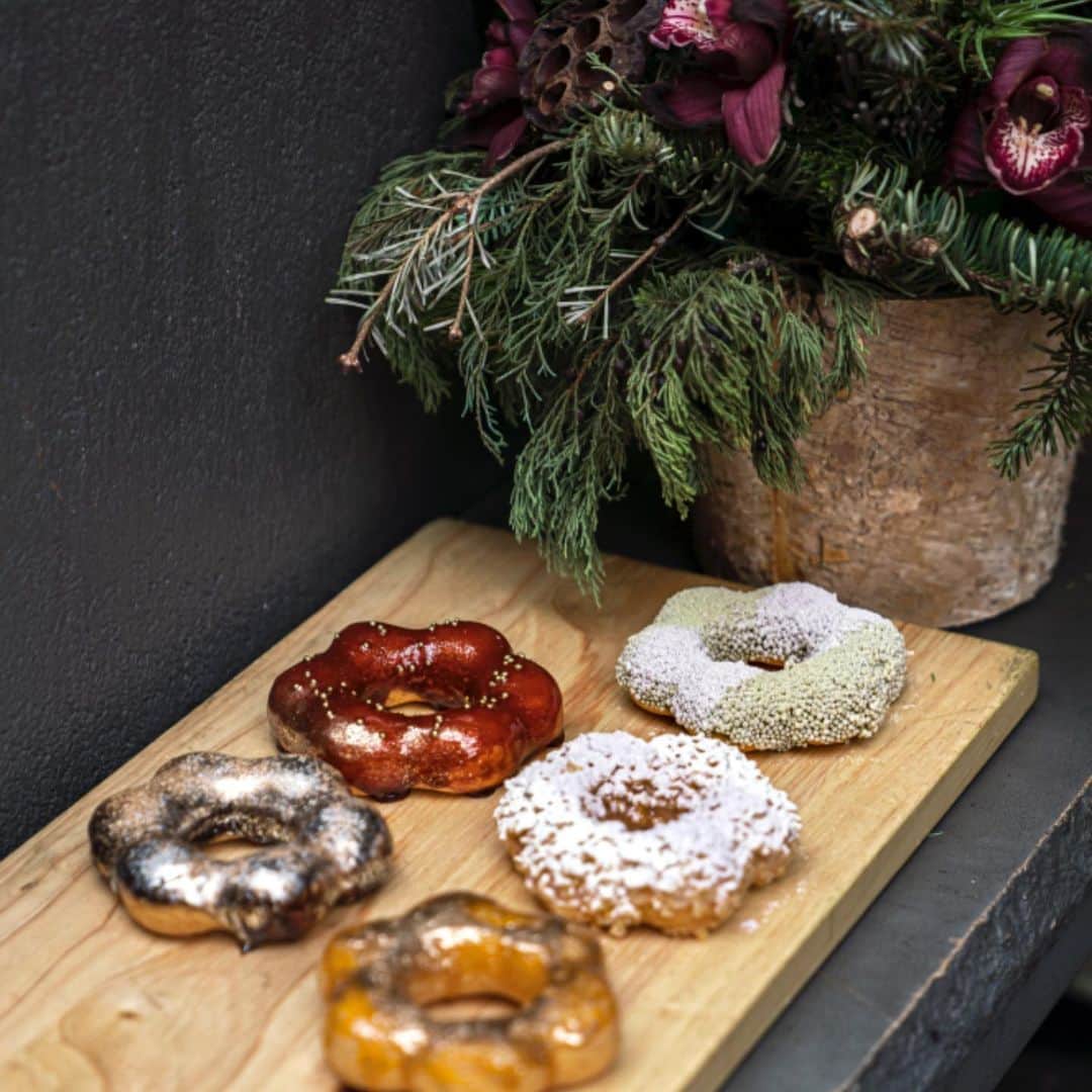 Janie W.さんのインスタグラム写真 - (Janie W.Instagram)「Ring 🍩 in the holidays.🎄😉 🙌Mochi pon de ring donuts 🔔💎🖐🎊🎉🎁💖」12月20日 3時55分 - janienyc