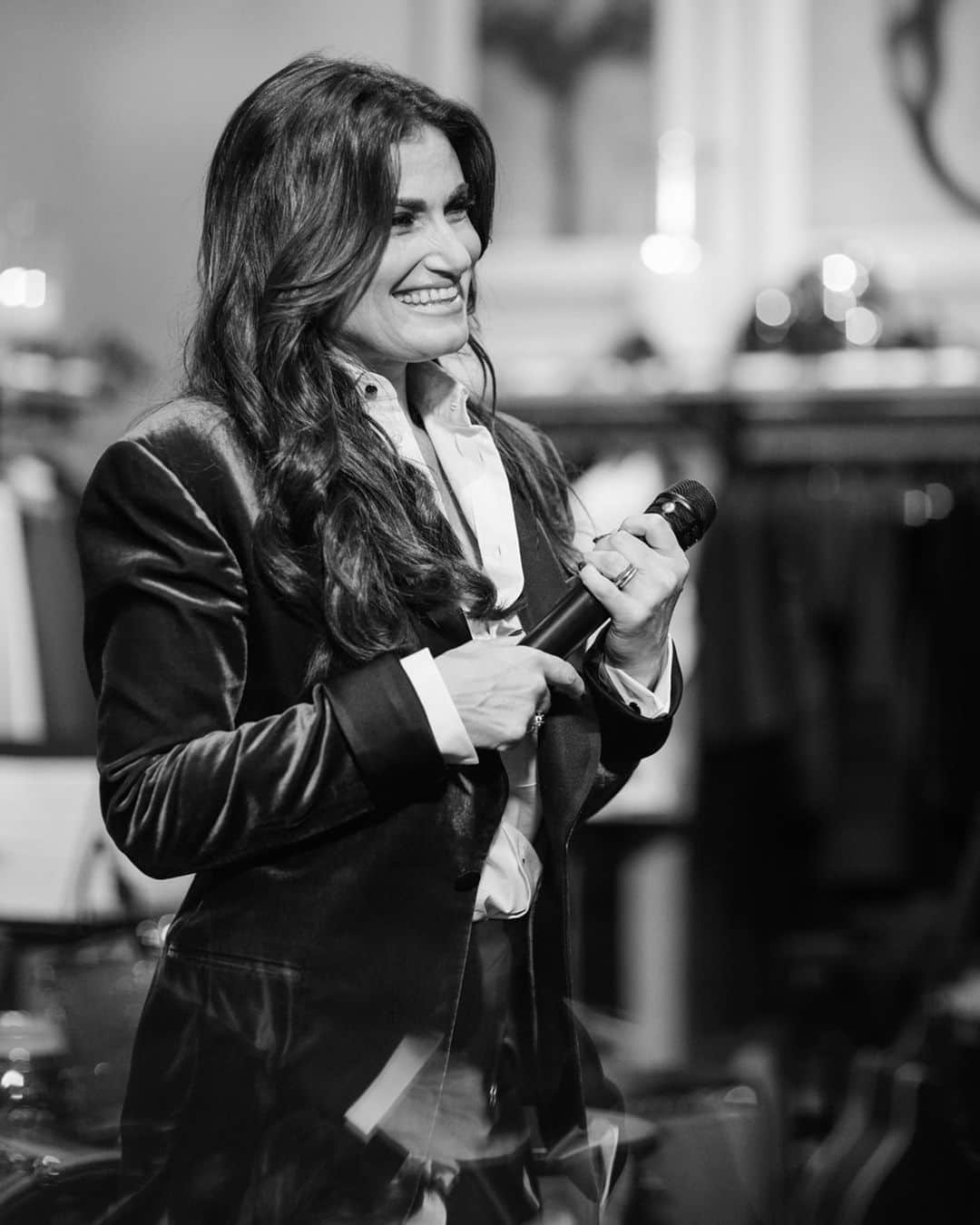 Polo Ralph Laurenさんのインスタグラム写真 - (Polo Ralph LaurenInstagram)「#IdinaMenzel in Fall 2019 #RLCollection celebrates the holiday season with an exclusive performance at the Ralph Lauren flagship in Beverly Hills.  #PoloRalphLauren」12月20日 4時00分 - poloralphlauren