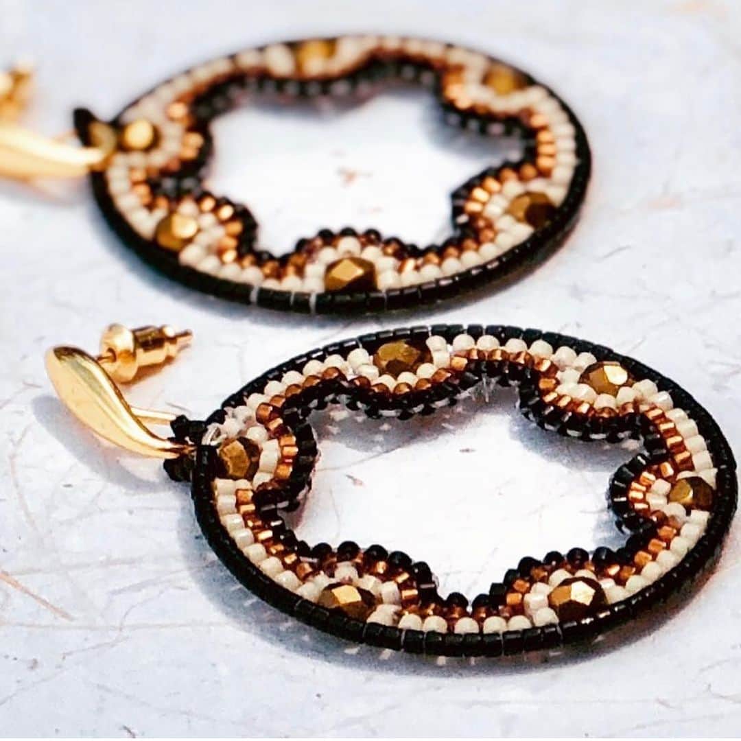 のインスタグラム：「My favourite hoops - but we’ve loads more online! Make your festive season a bit more bohemian with Azuni. Pure luxury artisan jewellery.  #luxuryartisan #fashionthaygivesback #luxuryartisanjewellery」