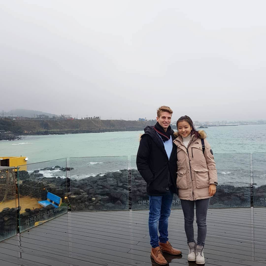 ミン・ユラのインスタグラム：「Jeju Island 🍊 추워도 바다 볼수 있어서 행복하다 ❤」