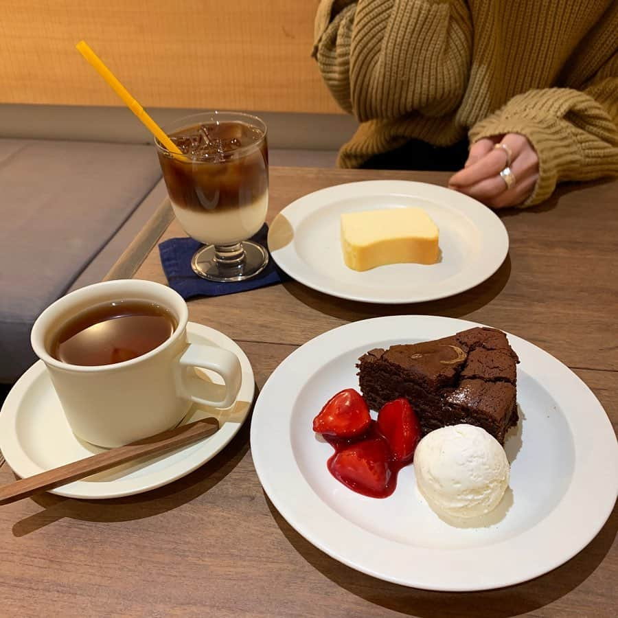 りょうくんグルメさんのインスタグラム写真 - (りょうくんグルメInstagram)「【根津　SIGNE COFFEE】 とろけるチーズケーキの食べられるお店。 ㅤㅤㅤㅤㅤㅤㅤㅤㅤㅤㅤㅤㅤ 🏠#根津　#SIGNECOFFEE 🚶‍♂️根津駅徒歩4分 ガトーショコラ(¥570) ガトーフロマージュ(¥470) アイスカフェオレ(¥580) 紅茶(¥530) ㅤㅤㅤㅤㅤㅤㅤㅤㅤㅤㅤㅤㅤ 韓国っぽい横倒しのチーズケーキはしっとりめちゃくちゃなめらか。 レモン風味で優しい味。 濃厚なクリームみたいとろける食感。 パンにつけて食べられそうなレベル。 ㅤㅤㅤㅤㅤㅤㅤㅤㅤㅤㅤㅤㅤ ガトーショコラはいちごが添えてビジュ最高。 くずれやすいけど舌触り神。 かなり苦み強めだけどベリーソースとシャーベットと組み合わせてパーフェクト。 シャーベットうまうま。 ㅤㅤㅤㅤㅤㅤㅤㅤㅤㅤㅤㅤㅤ ここまじスイーツのレベル高い。 クオリティの高さがフレンチの最後に出てくるレベル。(伝われ) ㅤㅤㅤㅤㅤㅤㅤㅤㅤㅤㅤㅤㅤ 雰囲気もめっちゃいい シンプルでかわいい内装。 落ち着いた雰囲気 店員さんも優しい感じで内装が人柄とリンクしてる。 ㅤㅤㅤㅤㅤㅤㅤㅤㅤㅤㅤㅤㅤ アイスカフェオレかわいい。 このグラスがオシャ。 (ストローの色は😬) ㅤㅤㅤㅤㅤㅤㅤㅤㅤㅤㅤㅤㅤ いやまじでこれ表参道とかにありそうなお店。 そこはかとなく韓国の雰囲気感じるから意識してるのかなーって思ったら、お店入ってすぐの白い布にハングル文字あった ㅤㅤㅤㅤㅤㅤㅤㅤㅤㅤㅤㅤㅤ スイーツはどっちも神うまだけど、チーズケーキのほうがおすすめ。 こんなにレベル高いの久しぶり。 名前がガトーフローマージュってオシャすぎる名前だけどチーズケーキのことだから安心して ㅤㅤㅤㅤㅤㅤㅤㅤㅤㅤㅤㅤㅤ まじクラス的には東京トップのオリエンタルホテルに匹敵。剛の極みがmujiカフェのチーズケーキならここは柔の極み。 ㅤㅤㅤㅤㅤㅤㅤㅤㅤㅤㅤㅤㅤㅤㅤㅤㅤㅤㅤㅤㅤㅤㅤㅤㅤ ちなワンドリンク制ね。 ここまじオススメ。 ㅤㅤㅤㅤㅤㅤㅤㅤㅤㅤㅤㅤㅤ ㅤㅤㅤㅤㅤㅤㅤㅤㅤㅤㅤㅤㅤ 営業時間 10:00～18:00 (L.O.17:30) 定休日 木曜日・金曜日 15席  東京都文京区根津1-22-10」12月19日 19時07分 - uryo1113