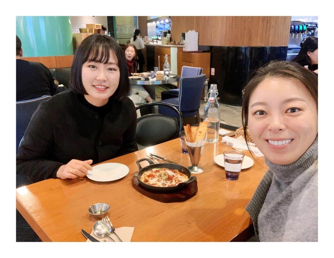 ハー・ミジョンのインスタグラム：「먹고 이야기하고 무한 반복 다음엔 이쁘게 만나🙈  #하나뿐인 #친구 #코엑스 #당첨」