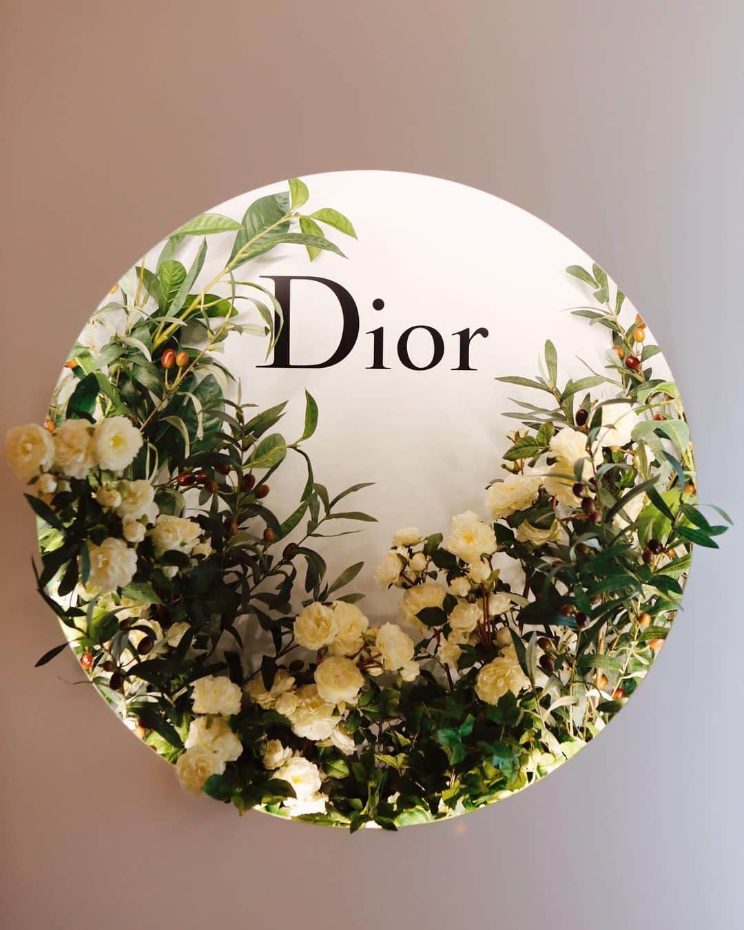 難波サキさんのインスタグラム写真 - (難波サキInstagram)「➖ @diorskincare Presentation🌷 肌診断は私は抗酸化力がたりてなかったぁ🥺だけど前回より総合的には良くなってたよ！ ・ 今もスキンケアにはDior #カプチュールユース のエンザイムソリュージョンの化粧水に美容液セラムも #カプチュールユース #グロウブースター を愛用してます😊 ・ 新作ラインの #カプチュールトータル でケアがんばるよ〜✌🏽目指せ抗酸化力アップ🔥使用した感想、また報告するね❣️ ・ IGTVにスキンケアして頂いてる様子をアップしたよ✨見てねー💕 @dior #diorcaptuletotale  #スキンケア #アンチエイジング  #肌再生」12月19日 19時29分 - sakinanba