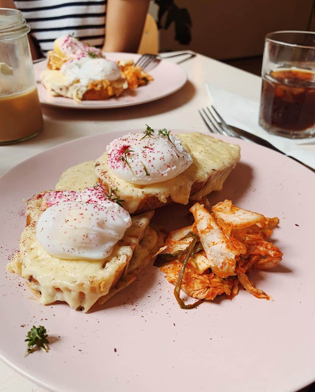 STIL IN BERLINのインスタグラム：「Lust auf Brunch? (Wann nicht?) Ich habe meinen Frühstücks und Brunch Guide auf Deutsch übersetzt, in meinem Profil steht der Link für das PDF (3.90 Euro + MwSt.) Dadrin sind 42 ganz unterschiedliche Läden um jede Art des morgendlichen Hungers zu befriedigen – angefangen von Schnell & Einfach – wenn die Zeit knapp aber der Hunger groß ist, bis zu Langsam & Prächtig– wenn keine anderen Pläne ein Gelage durchkreuzen. Von einem schnellen Simit Sesamkringel in Kreuzberg, über einen ausgedehnten Palästinenisch-Israelischen Schmaus in Prenzlauer Berg, Südostasiatischen Twists in Neukölln, bis hin zum erstklassigen traditionell deutschen Frühstücksbrett im Westen. Guten Appetit! 🇬🇧🇺🇸 (I translated the brunch guide so it’s also available in German now, click the link in my profile to get it in English)」