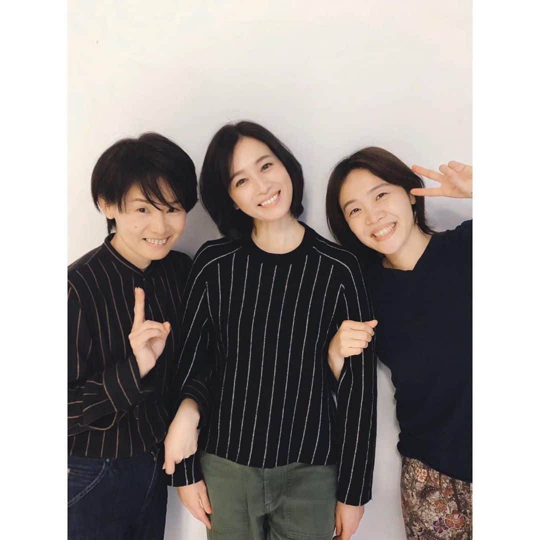 竹中友紀子のインスタグラム：「#shooting  本日の撮影にて。 宣材撮影でもお世話になっているカメラマンの玉置順子さん。まさかのネイビー×ストライプかぶりで大笑い^ ^ 同じくネイビーかぶりのヘアメイク 広瀬あつこさん @hairmake_atsuko.hirose と撮影終わりの3ショット📷」