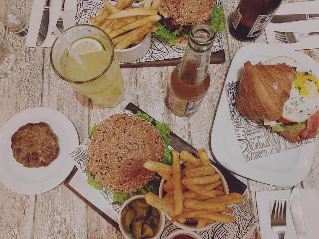 柳めぐみさんのインスタグラム写真 - (柳めぐみInstagram)「. . Today's dinner at Abaca Baking Company🍔🍺❤️ So--------delicious!I'm happiest when I'm eating with my friends🙌 . #cebu留学 #始めての留学 #better_cebu #セブ留学日記 #マギーのセブ留学珍道記 記」12月19日 19時23分 - yanameguchan