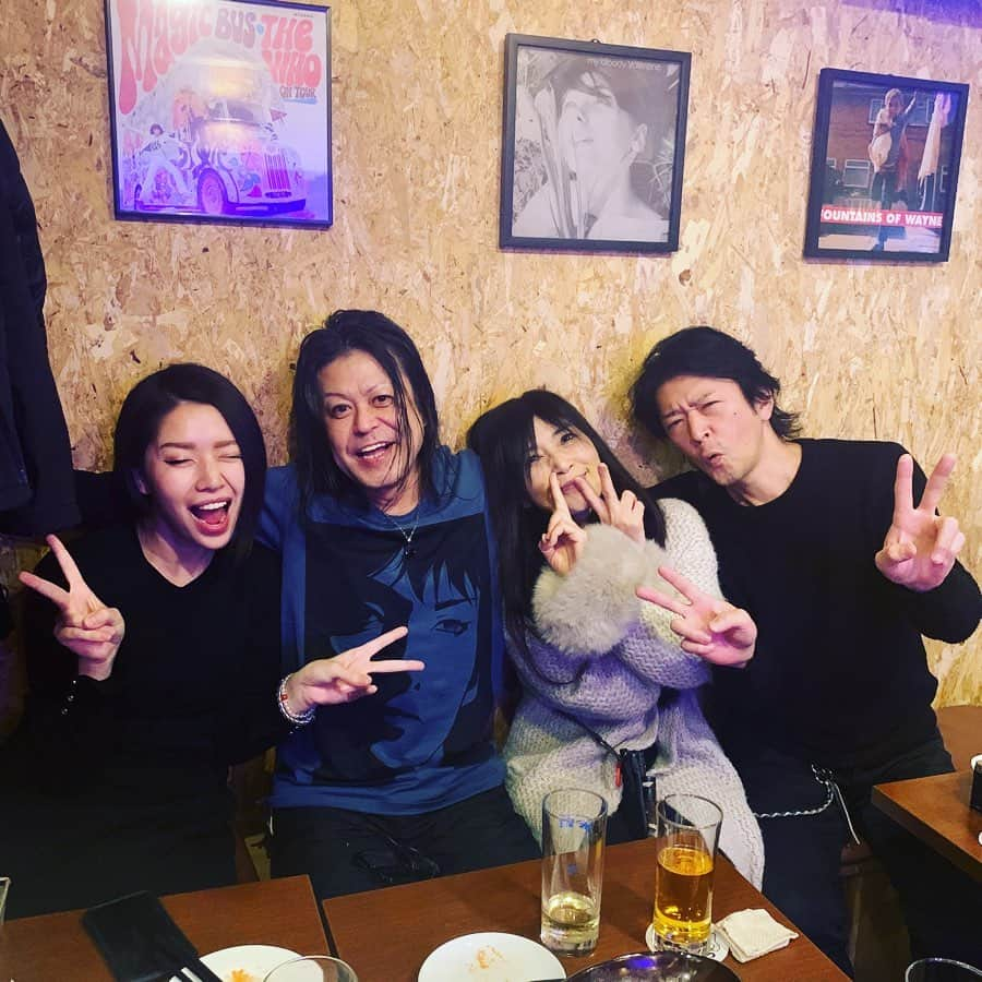 ERYさんのインスタグラム写真 - (ERYInstagram)「先日は極東ファロスキッカーの忘年会、昨日はKiLLKiLLSの忘年会でした。年末感がありますね。久々にゆっくりお食事をしたり飲みに行けたお友達もいてほっこりした日々を過ごしています。まだまだお誘いお待ちしています。忘年会がてら、なんて会う為の言い訳で良いんですよ。忘れたい事なんてひとつもないし。 --- The other day, it was a year-end party of Far East Phallus Kicker, and yesterday, it was a year-end party of KiLLKiLLS. It feels like the end of the year. I have a friend who was able to take time to eat and drink for the first time in a long time, and I am having a warm day. I'm still waiting for your invitation. What excuse do you have for the year-end party? There's nothing I want to forget. --- #極東ファロスキッカー #KiLLKiLLS #忘年会 #寒いの嫌いだけど #冬も悪くないかも #しかし制作の締め切りも迫る #そこだけ忘れたい」12月19日 19時29分 - bass_ery