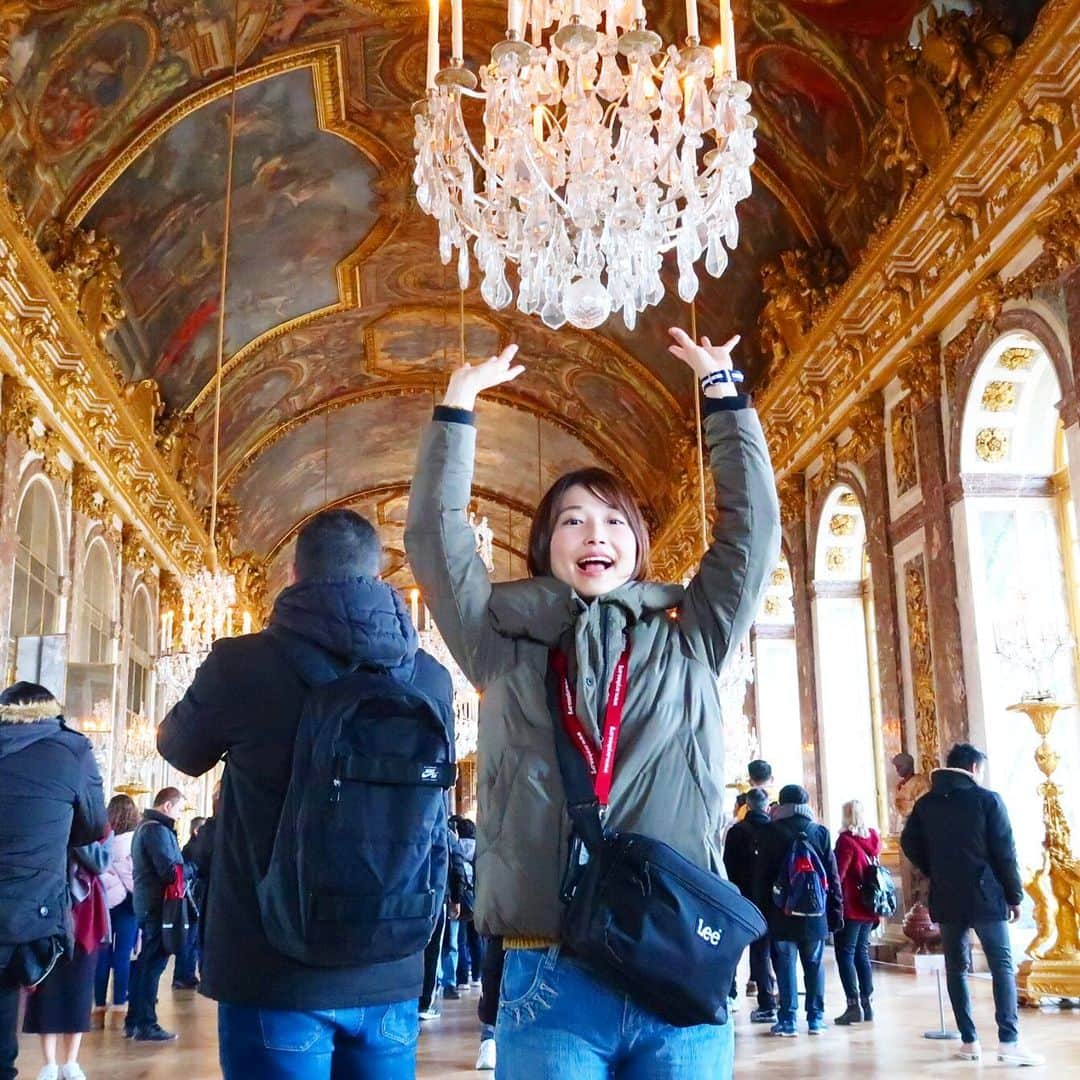 ベルさんのインスタグラム写真 - (ベルInstagram)「. ベルがベルサイユ宮殿にやってきた🌹 . ここが有名な鏡の間です . 通路として使われてた場所に当時貴重だった鏡をふんだんに使っています . 俺、通路に鏡使っちゃってますけど？どやーー！byルイ14世 . って感じで権威性を示すにはピッタリな気がします！笑 . #🇫🇷 #フランス旅行 #フランス #パリ #ヴェルサイユ宮殿 #ベルサイユ宮殿 #鏡の間 #ルイ14世 #france #paris #palaceofversailles #versailles #versaillespalace #thehallofmirrors」12月19日 19時31分 - belle.gokigenyou